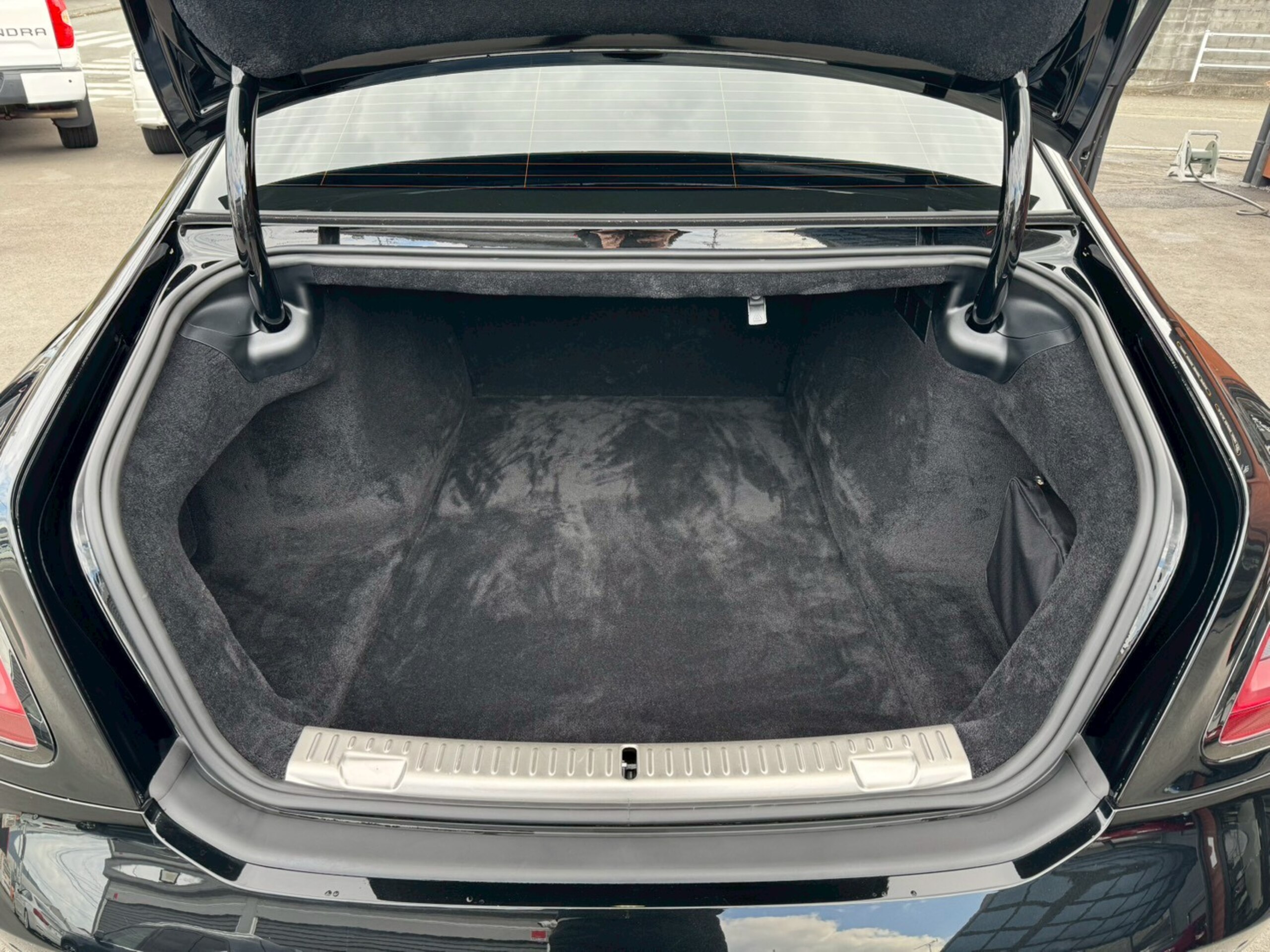 2024 Rolls-Royce Black Badge Ghost - ロールスロイス ブラックバッジゴースト 6.75 4WD ワンオーナー 新車保証継承 シューティングスターヘッドライナー ビスポークインテリア リヤシアターコンフィグレーション アップリットSoE コントラストシートパイピング カラードパーフォレーション