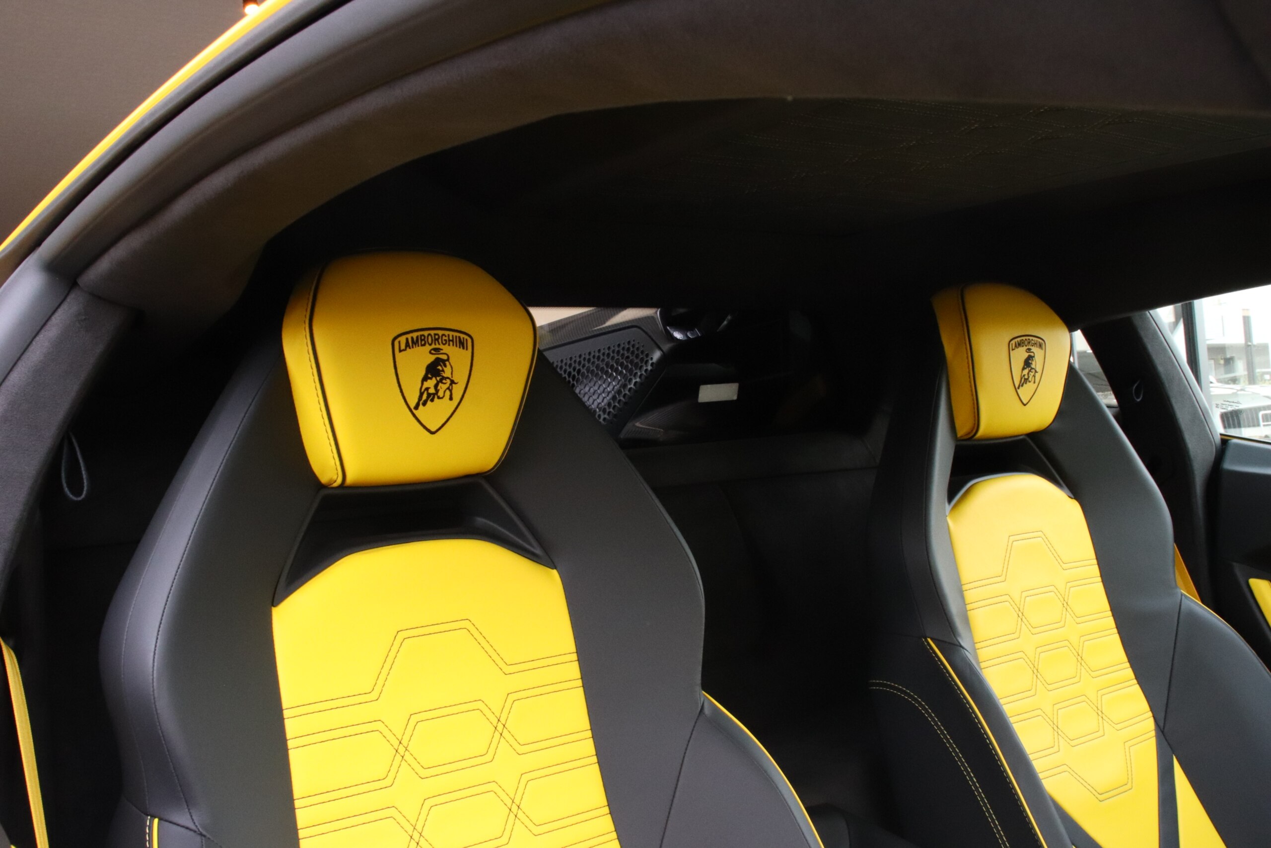 2024 Lamborghini Revuelto - ランボルギーニ レヴエルト 6.5 4WD OP659 正規D車 左H カーボンラッピング 鍛造21.22AW イエローキャリパー Q-citura タッチパッセンジャ―ディスプレイ サラウンドアシスタントスパック カラーシートベルト Fリフティング
