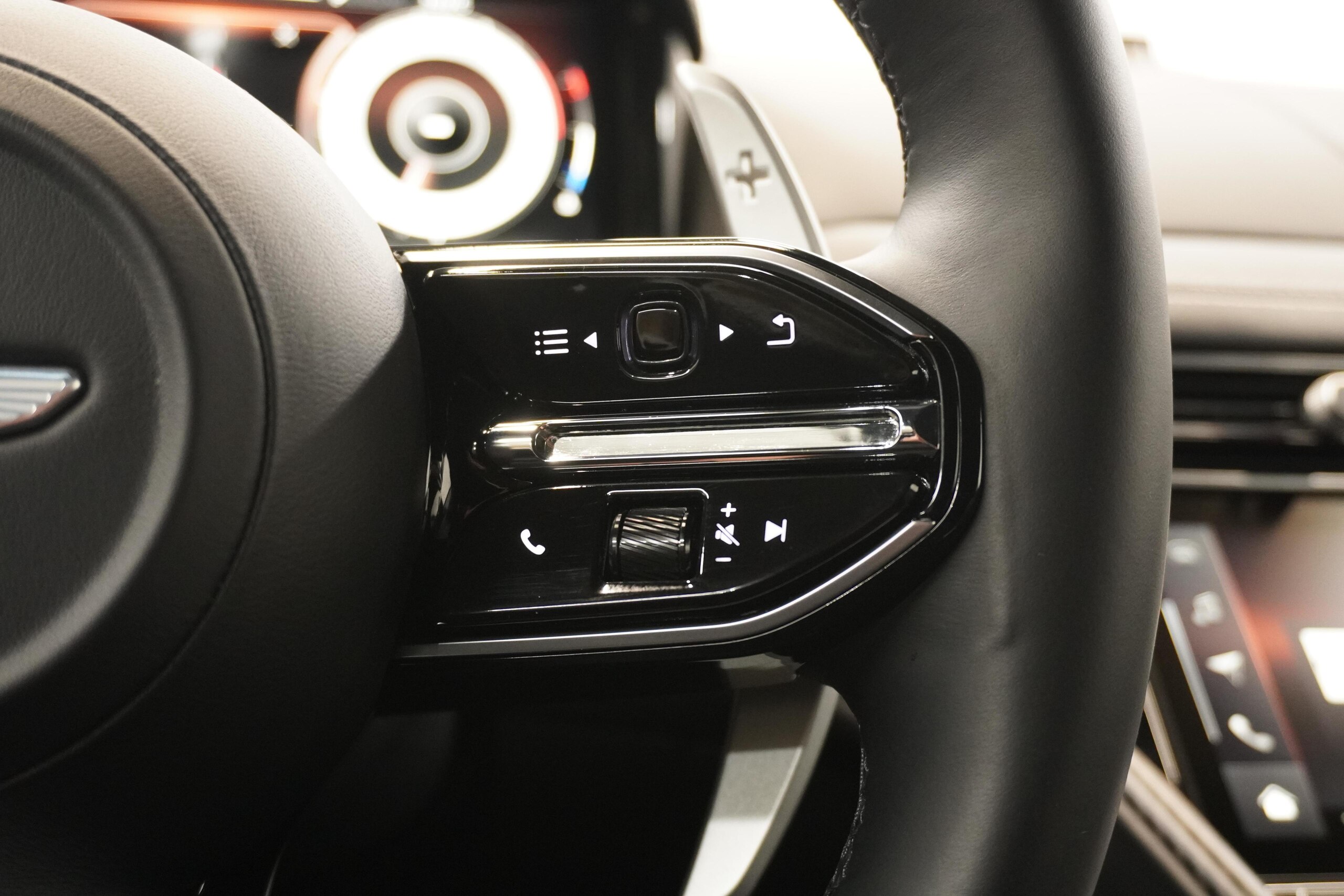 2024 Aston Martin DB12 Volante - 2024 أستون مارتن DB12 Volante