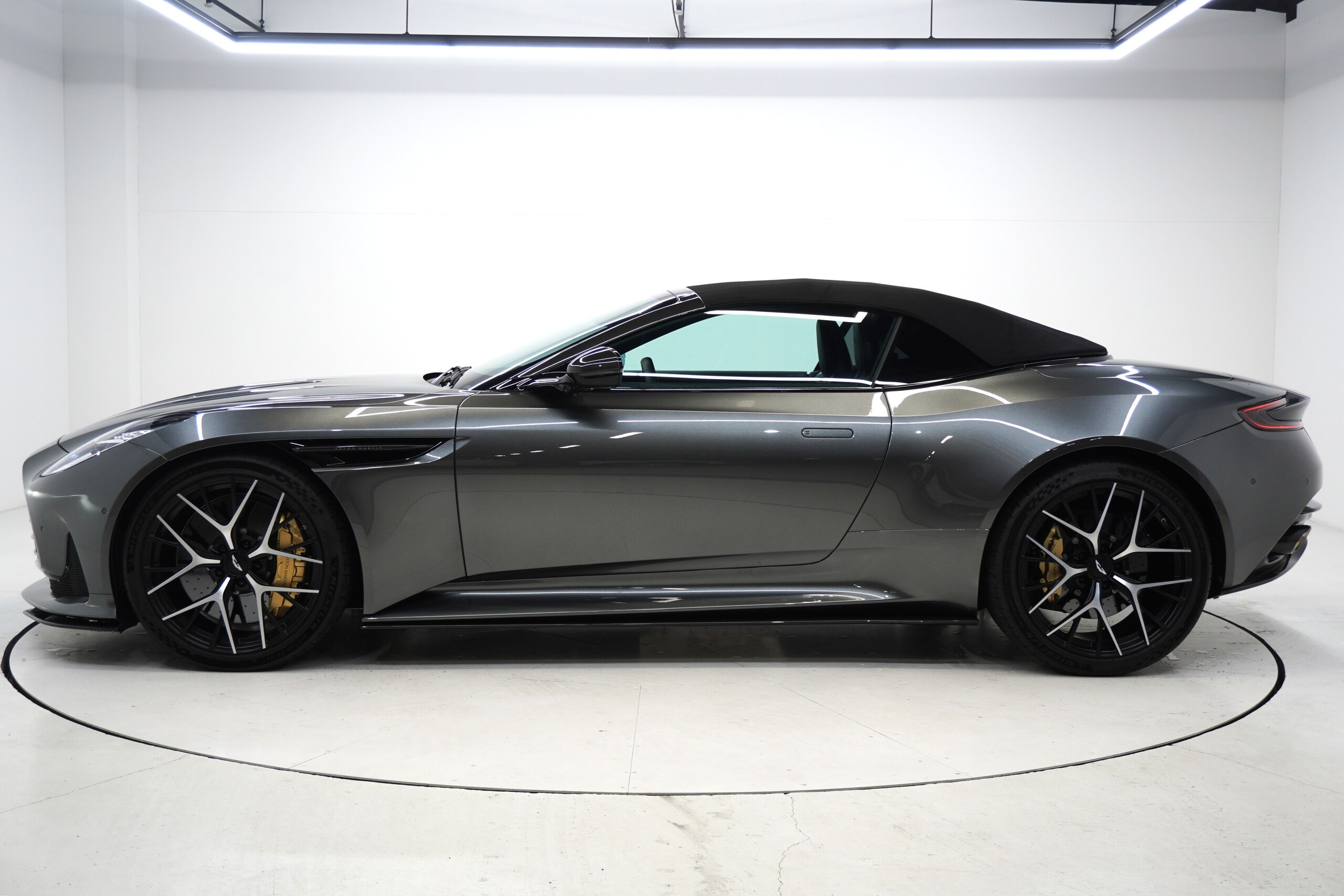 2024 Aston Martin DB12 Volante - 2024 أستون مارتن DB12 Volante