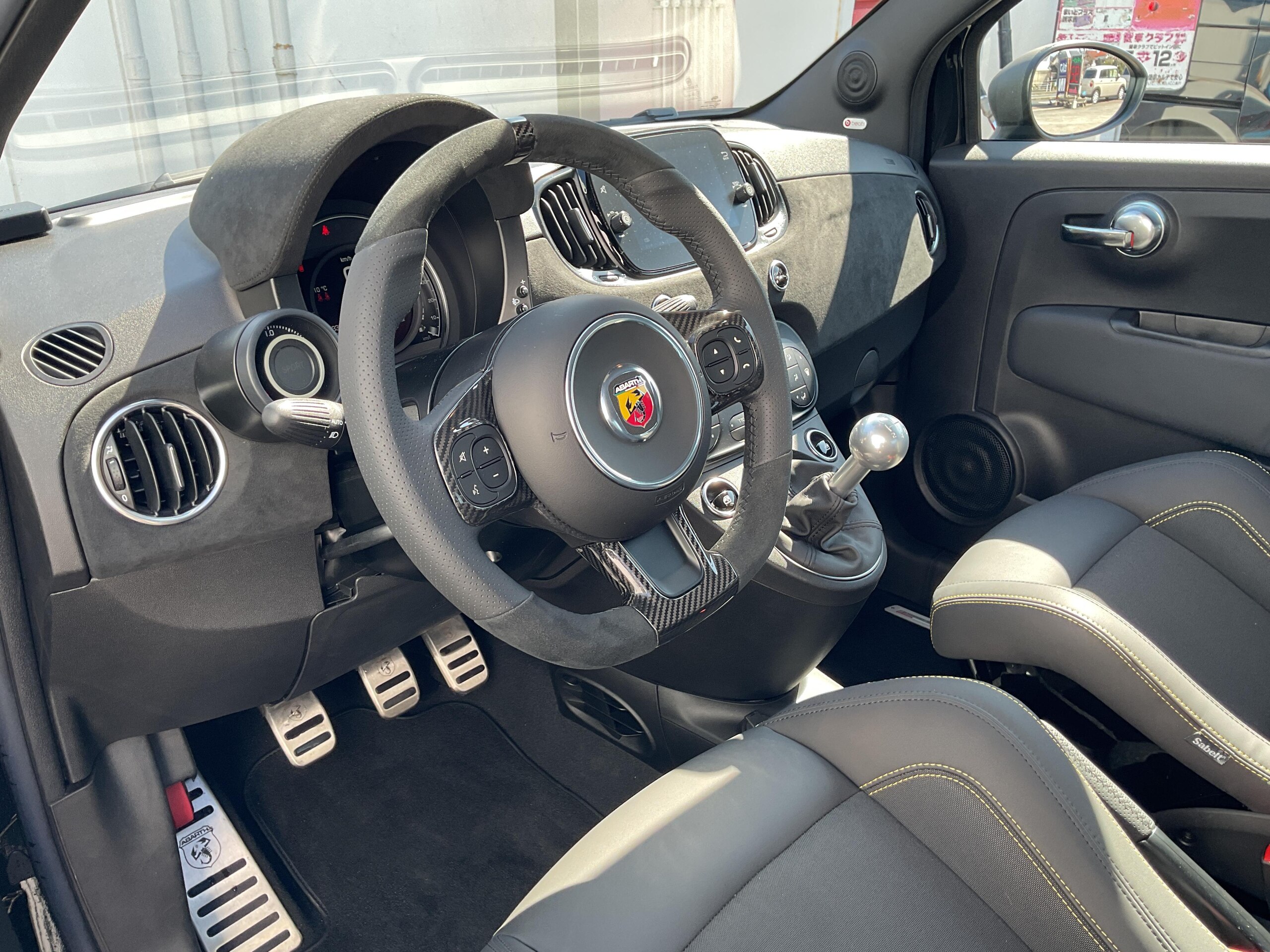 2024 Abarth 695 75th Anniversario - アバルト 695セッタンタチンクエ アニヴェルサーリオ 1.4 アバルト75周年記念100台限定モデル 左ハンドル 5速マニュアル 専用スポーツシート ディスプレイオーディオ 純正アルミホイール 障害物センサー キーレス
