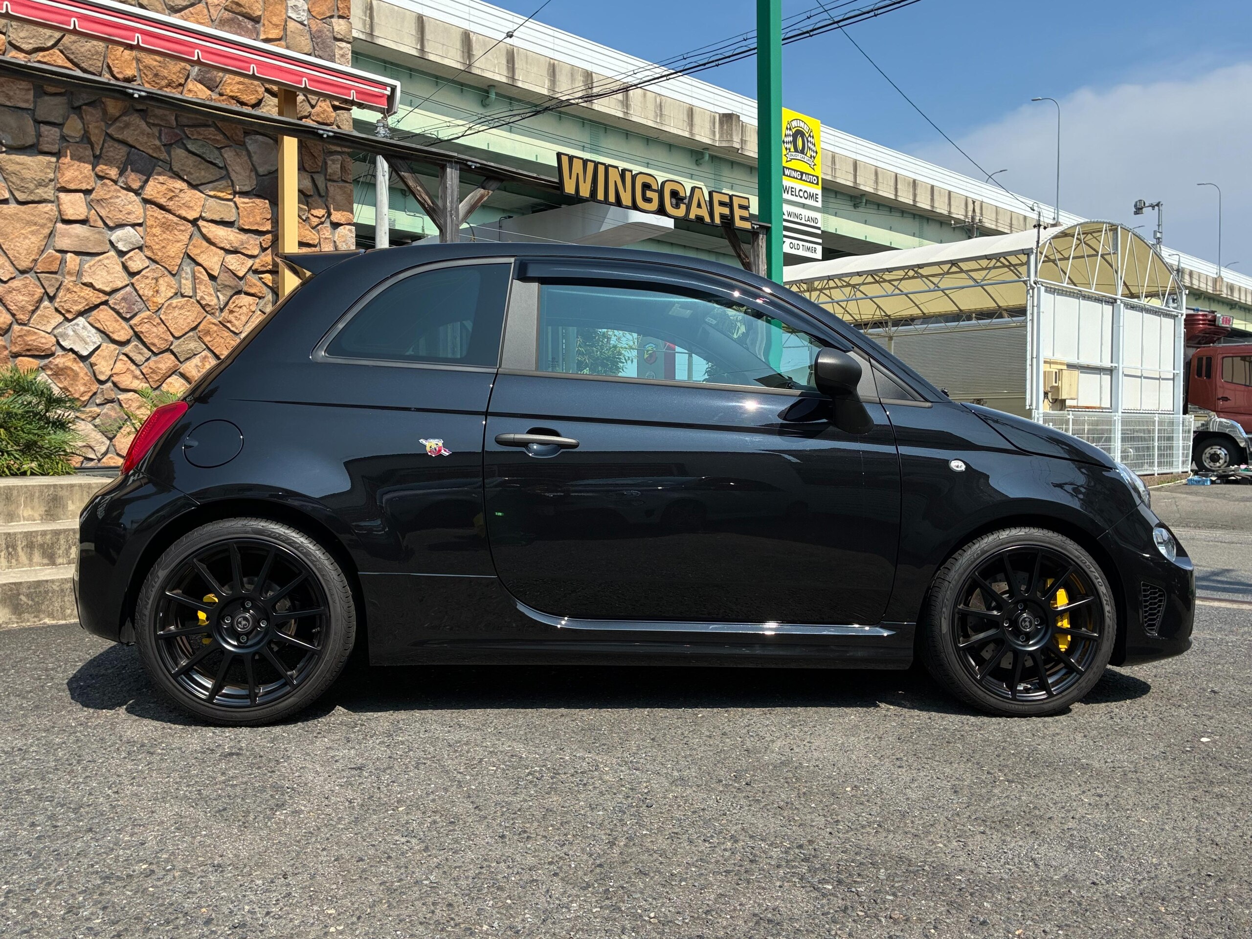 2024 Abarth 695 - アバルト 695 コンペティツィオーネ 左MT・ワンオーナー・サベルトカーボンセミバケシート・縦2本レコードモンツァマフラー・17inchAW・beatsオーディオ・7inchUconnect・アルミフューエルキャップ・KONI・アルミペダル・ドラレコ・ETC