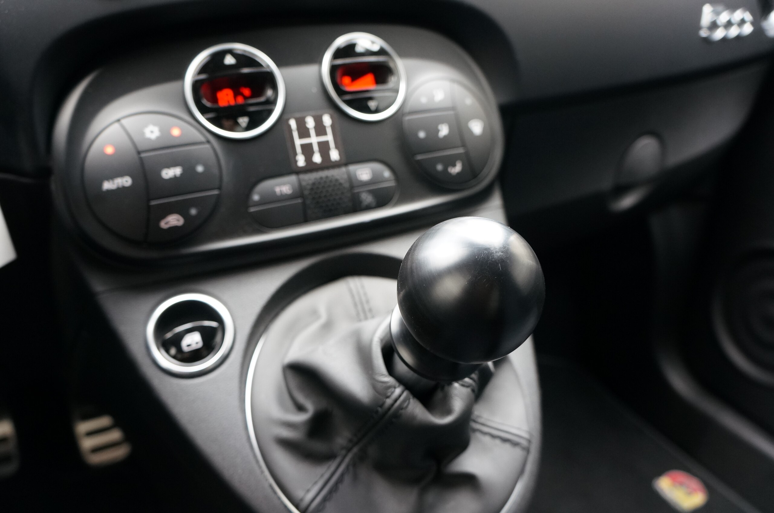 2024 Abarth 595 - アバルト 595 F595 左ハンドルマニュアル 8インチナビバックカメラ BLITZ車高調 BRIDEシート左右 LEDヘッドライト ASSO低ダストパッド 前後メンバーボルト スタビリンク リアスポイラー