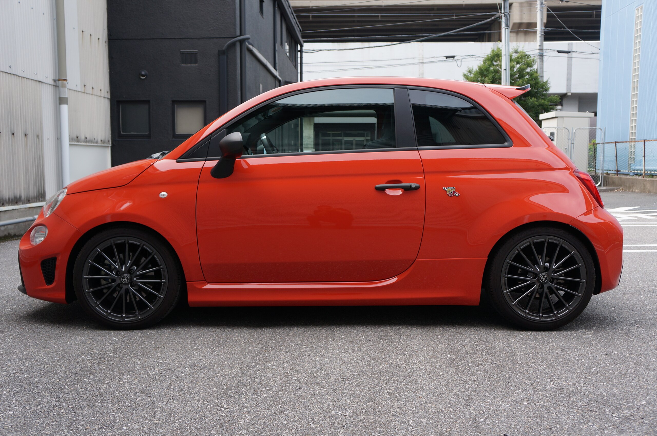 2024 Abarth 595 - アバルト 595 F595 左ハンドルマニュアル 8インチナビバックカメラ BLITZ車高調 BRIDEシート左右 LEDヘッドライト ASSO低ダストパッド 前後メンバーボルト スタビリンク リアスポイラー