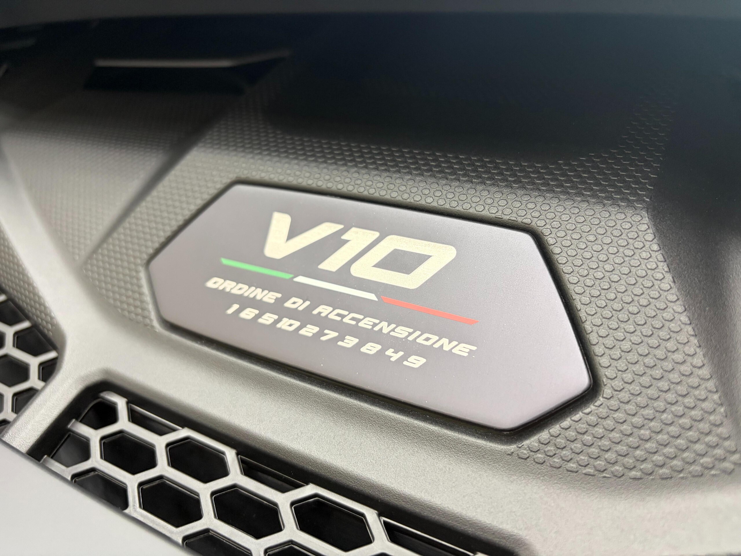 2024 Lamborghini Huracan Sterrato - ランボルギーニ ウラカンステラート (LDF) 4WD 世界限定1499台・ワンオーナー・ENSONUMオーディオ・レッドキャリパー・純正ナビ・Bluetooth・デジタルインナーミラー・レーダー探知機・ETC・クリアランスソナー・バックカメラ・19インチAW