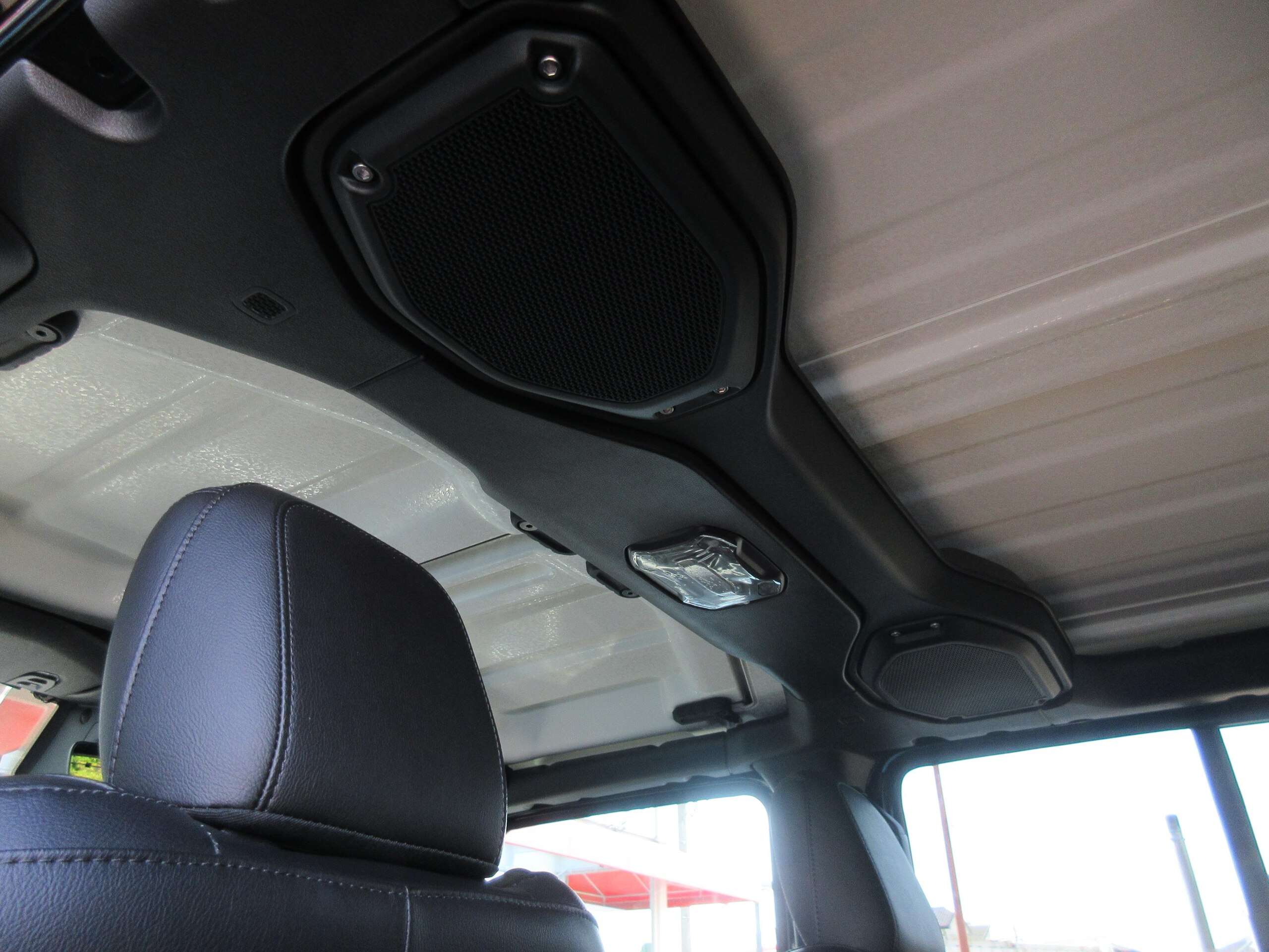 2024 Jeep Wrangler - ジープ ラングラー アンリミテッド ルビコン 4xe 4WD 専用17インチAW ダークグレーアクセント入りフロントグリル ロックレール LEDヘッドライト レザーシート シートヒーター サブウーハー付きアルパイン製スピーカー 純正ドライブレコーダー