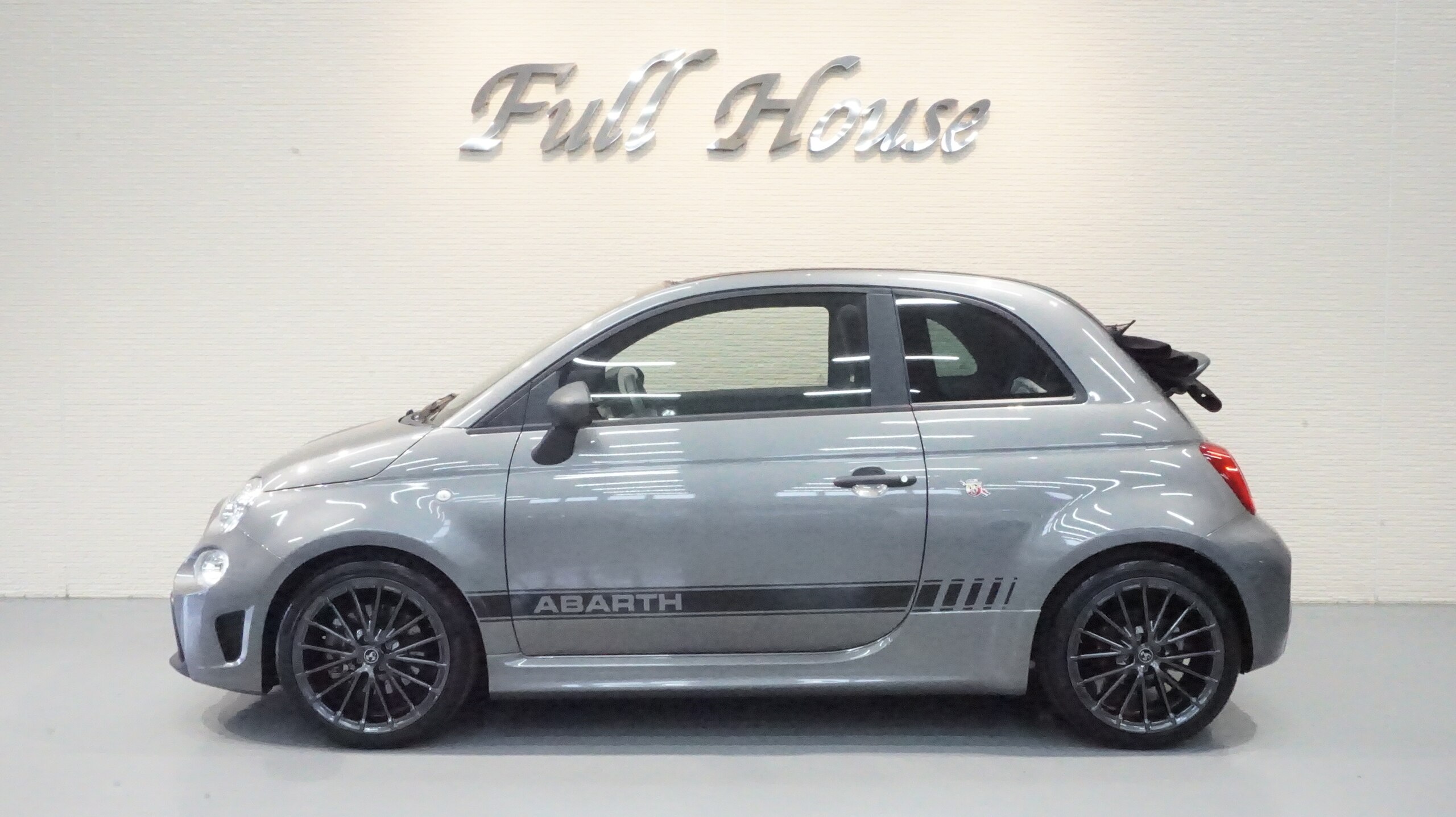 2024 Abarth 595C - 2024 أبارث 595C