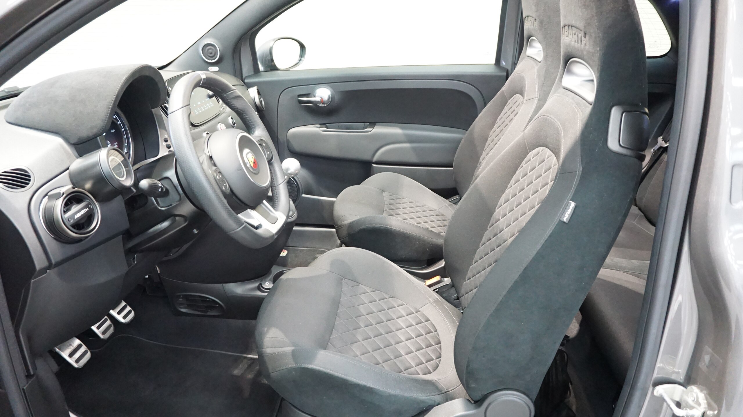 2024 Abarth 595C - アバルト 595C F595C ワンオーナー アップルカープレイ バックソナー キセノン beatsサウンド サイドデカール キーレス ETC