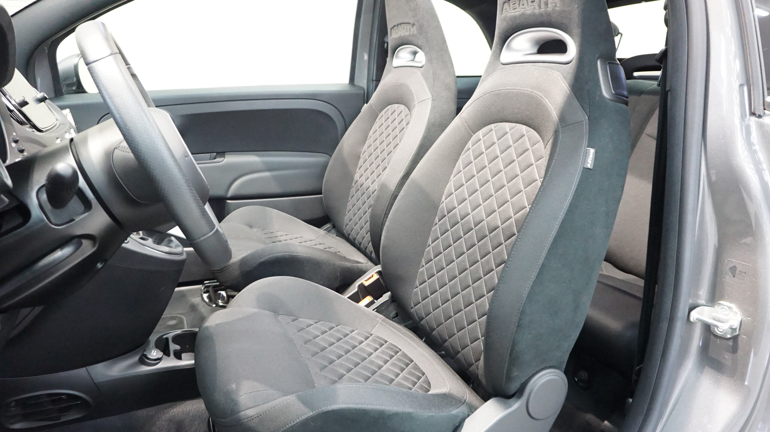 2024 Abarth 595C - アバルト 595C F595C ワンオーナー アップルカープレイ バックソナー キセノン beatsサウンド サイドデカール キーレス ETC