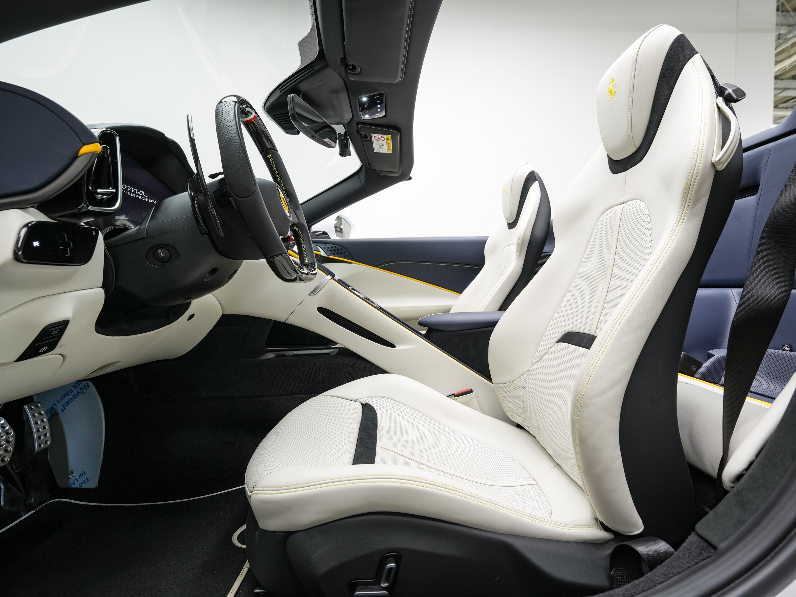 2024 Ferrari RomaSpider - フェラーリ ローマスパイダー F1 DCT OP895・サラウンドビュー・パッセンジャーディスプレイ・バックレーダー・ベンチレーテッドフルエレクトリックシート・LEDカーボンステアリング・アディショナルカラー・ステアリングヒーター