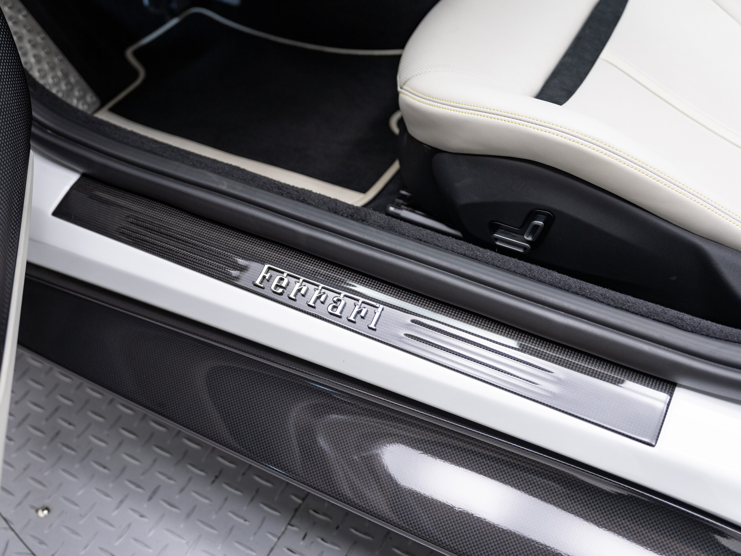 2024 Ferrari RomaSpider - フェラーリ ローマスパイダー F1 DCT OP895・サラウンドビュー・パッセンジャーディスプレイ・バックレーダー・ベンチレーテッドフルエレクトリックシート・LEDカーボンステアリング・アディショナルカラー・ステアリングヒーター