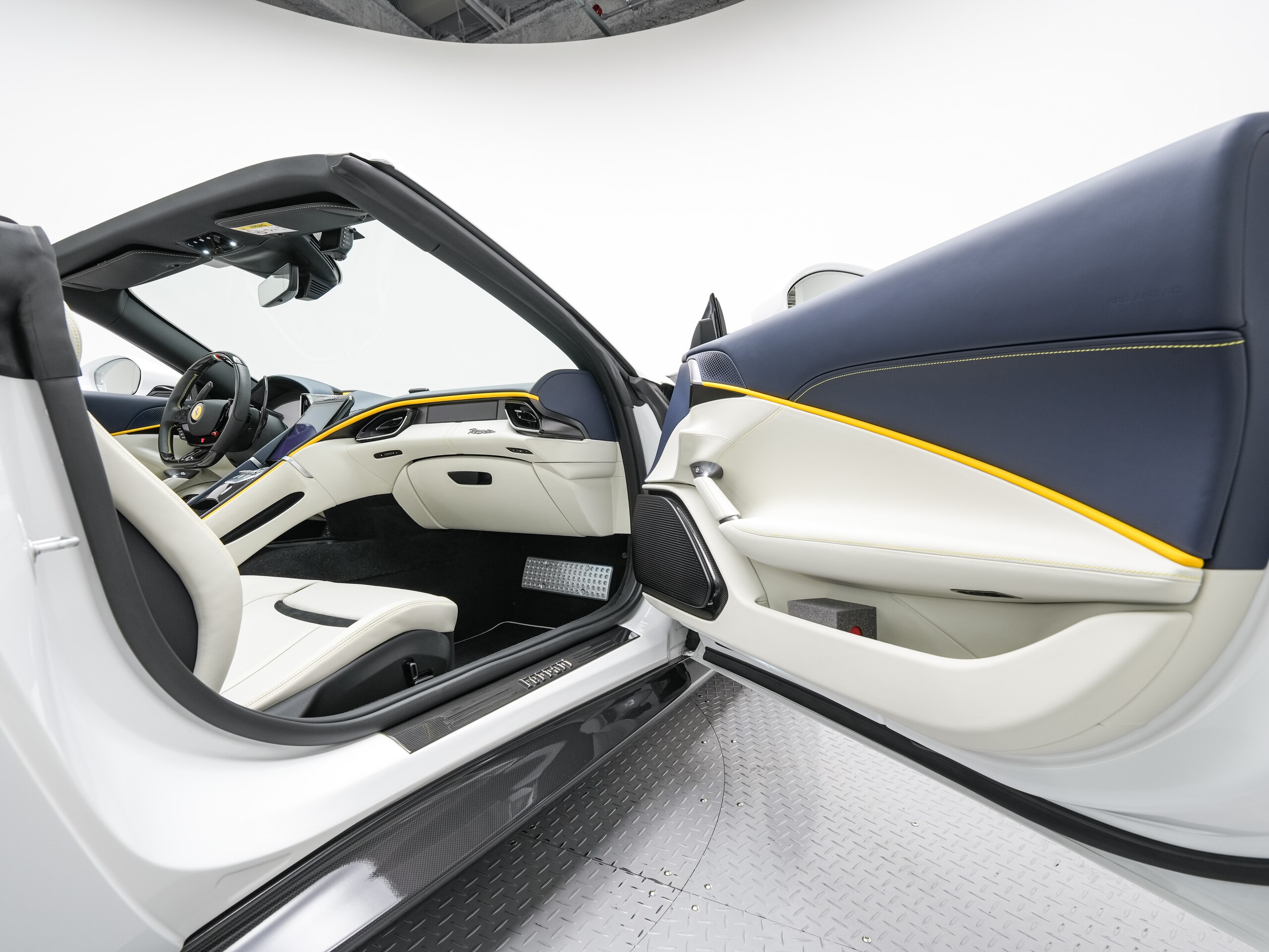 2024 Ferrari RomaSpider - フェラーリ ローマスパイダー F1 DCT OP895・サラウンドビュー・パッセンジャーディスプレイ・バックレーダー・ベンチレーテッドフルエレクトリックシート・LEDカーボンステアリング・アディショナルカラー・ステアリングヒーター