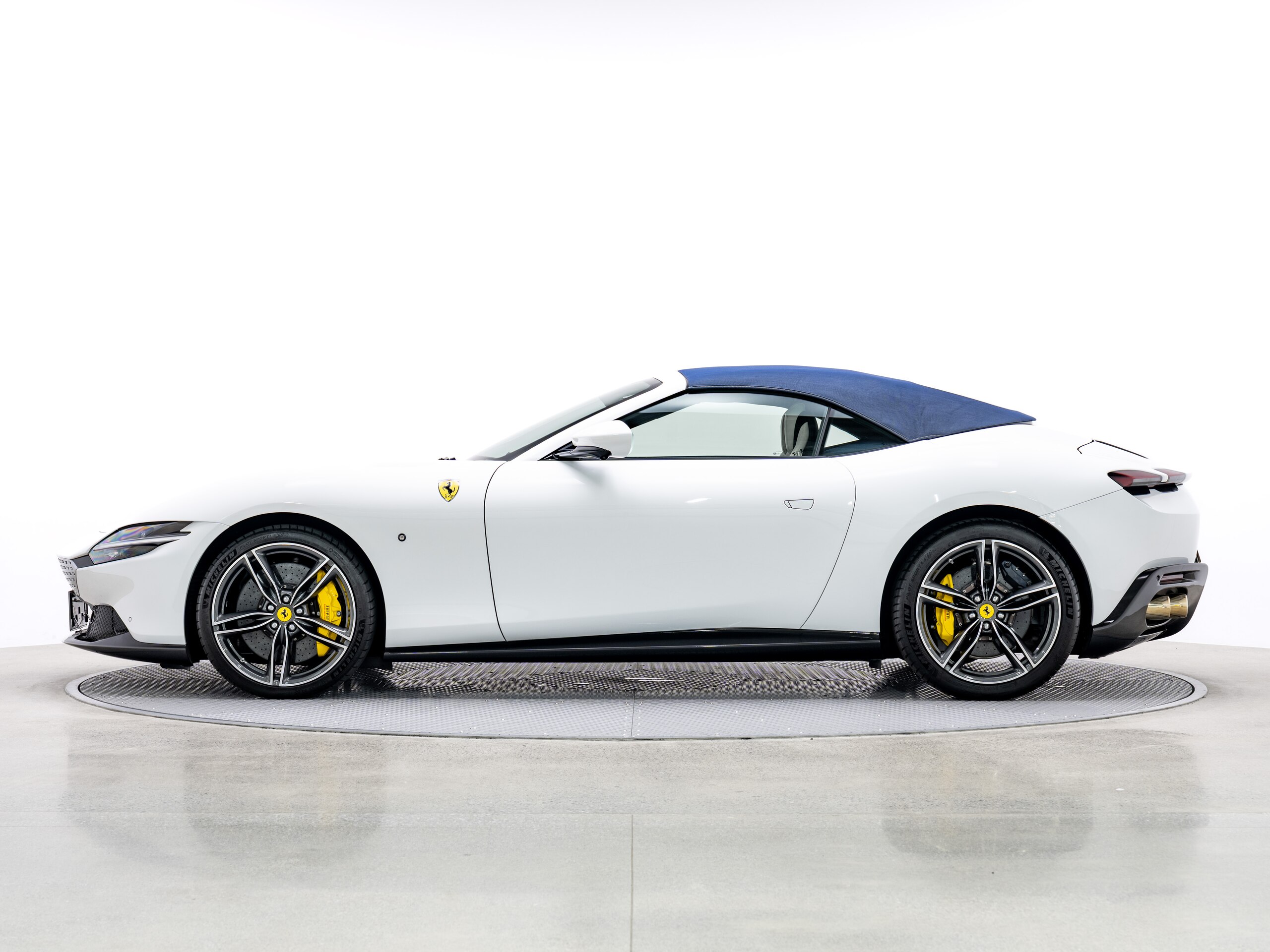 2024 Ferrari RomaSpider - フェラーリ ローマスパイダー F1 DCT OP895・サラウンドビュー・パッセンジャーディスプレイ・バックレーダー・ベンチレーテッドフルエレクトリックシート・LEDカーボンステアリング・アディショナルカラー・ステアリングヒーター