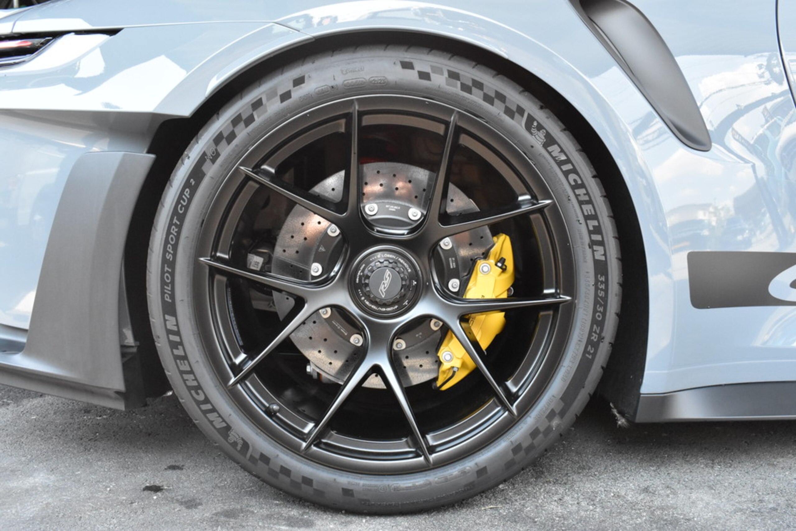 2024 Porsche 911 - ポルシェ 911 GT3 RS PDK PDK OP1000 ヴァイザッハPKG PCCB Fリフト (メタリック)室内保管 (アークティックグレーメタリック)軽量鍛造マグネシウム フロントリフトクラブスポーツPKG カーボンファイバーロールケージ セラミックBK