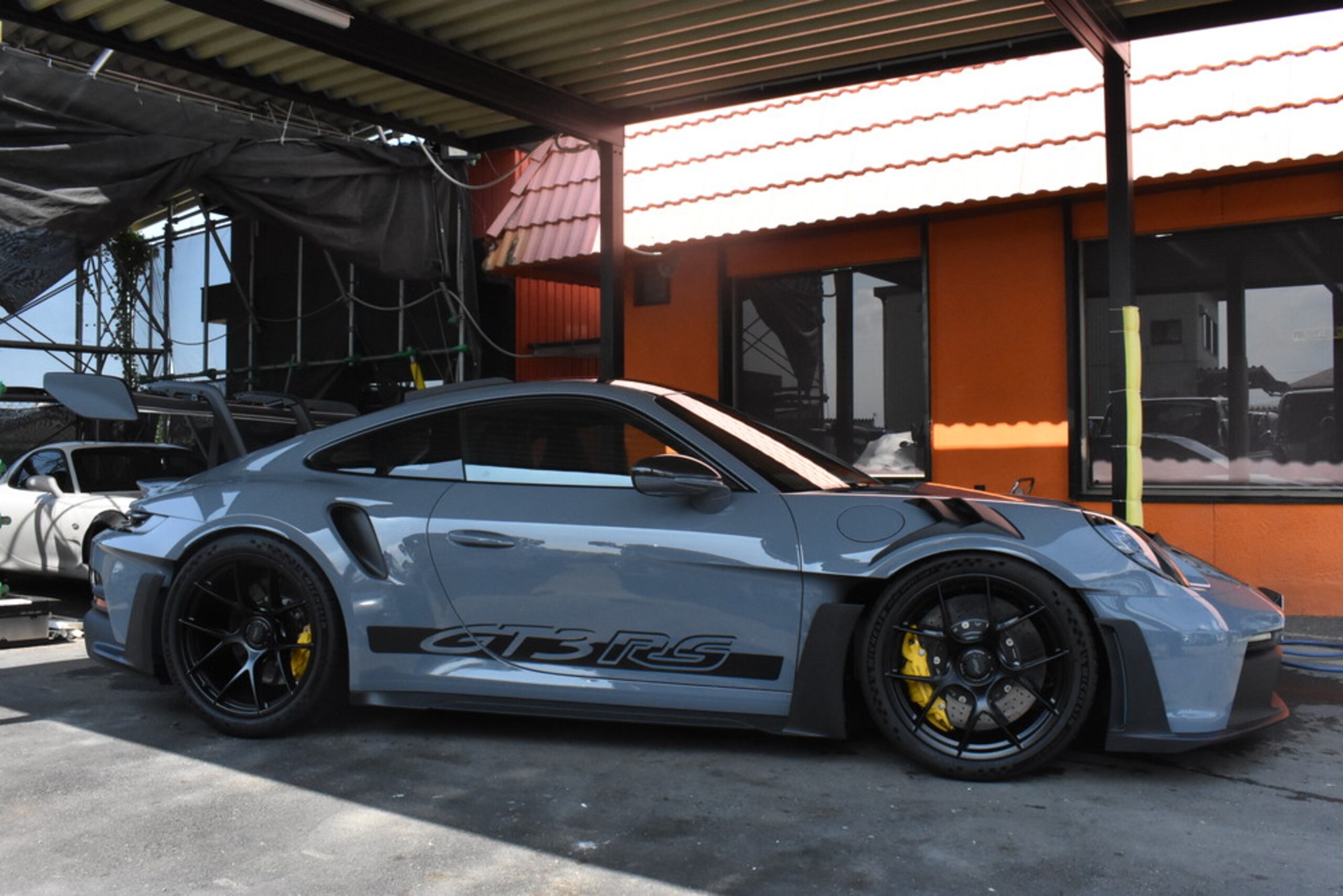 2024 Porsche 911 - ポルシェ 911 GT3 RS PDK PDK OP1000 ヴァイザッハPKG PCCB Fリフト (メタリック)室内保管 (アークティックグレーメタリック)軽量鍛造マグネシウム フロントリフトクラブスポーツPKG カーボンファイバーロールケージ セラミックBK