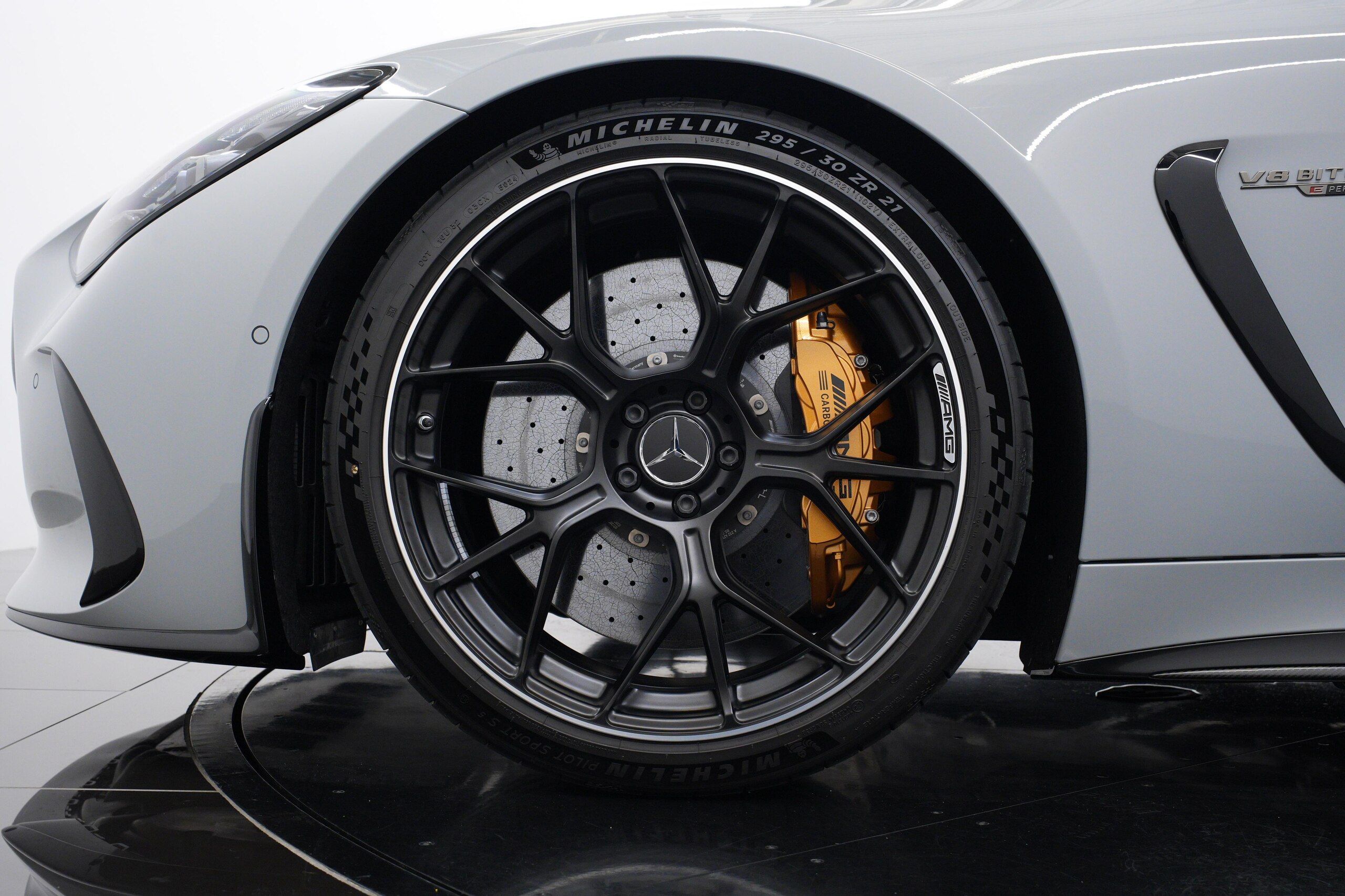 2025 Mercedes-AMG GT - メルセデスＡＭＧ GT 63 S E パフォーマンス クーペ 4WD MP202501 1オーナー MANUFAKTURアルペングレー カーボンPKG エアロダイナミクスPKG フロントリフト リアアクスルステアリング デジタルライト ナッパレザー/MICROCUT シートヒーター ステアリングヒーター パドルシフト