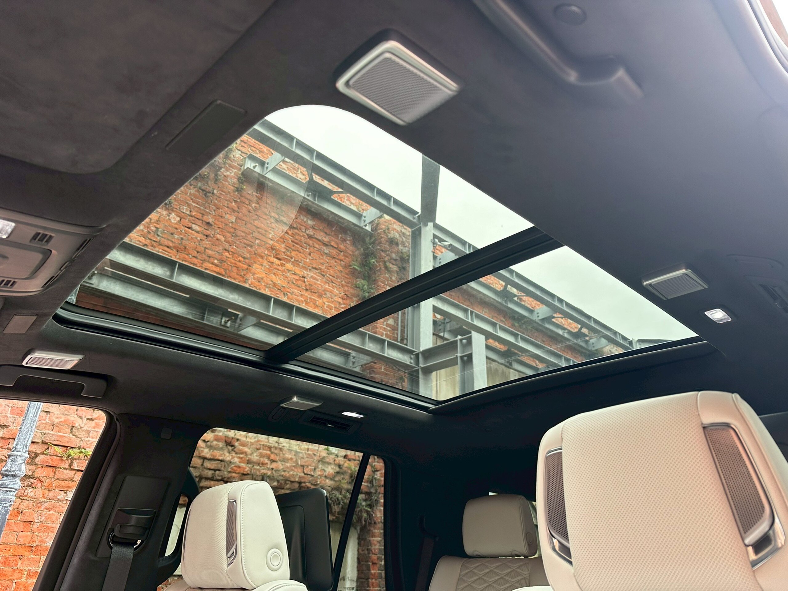 2025 Cadillac Escalade - キャデラック エスカレード スポーツ ローンチ エディション4WD 特別仕様車 50台限定/内装カラーシェアグレイ・ジェットブラックアクセント/24インチホイール/グロスブラック モノトーン キャデラック クレスト(フロント&リア)/グロスブラック モデルバッジ/ソフトクルーズドア/