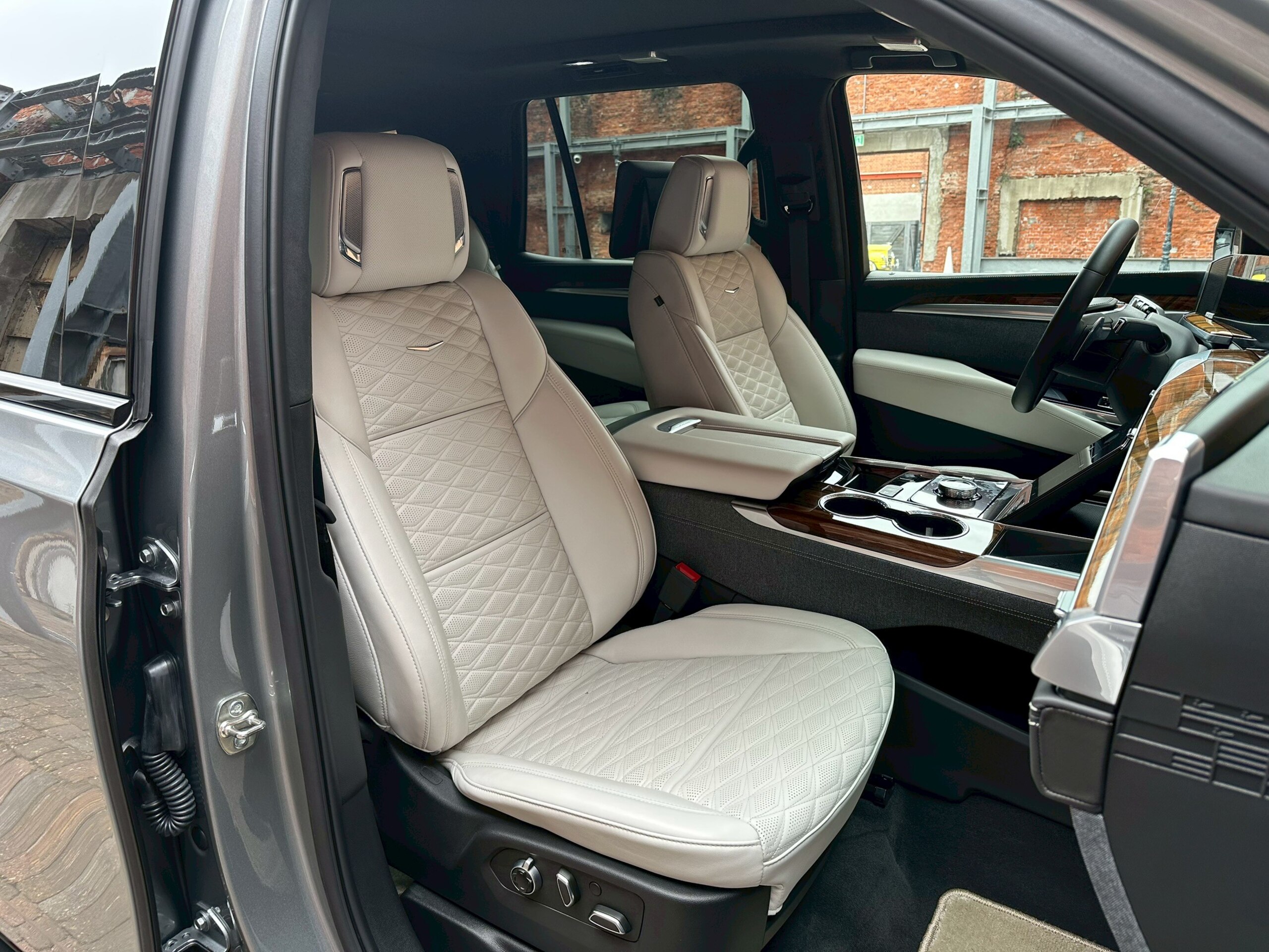 2025 Cadillac Escalade - キャデラック エスカレード スポーツ ローンチ エディション4WD 特別仕様車 50台限定/内装カラーシェアグレイ・ジェットブラックアクセント/24インチホイール/グロスブラック モノトーン キャデラック クレスト(フロント&リア)/グロスブラック モデルバッジ/ソフトクルーズドア/