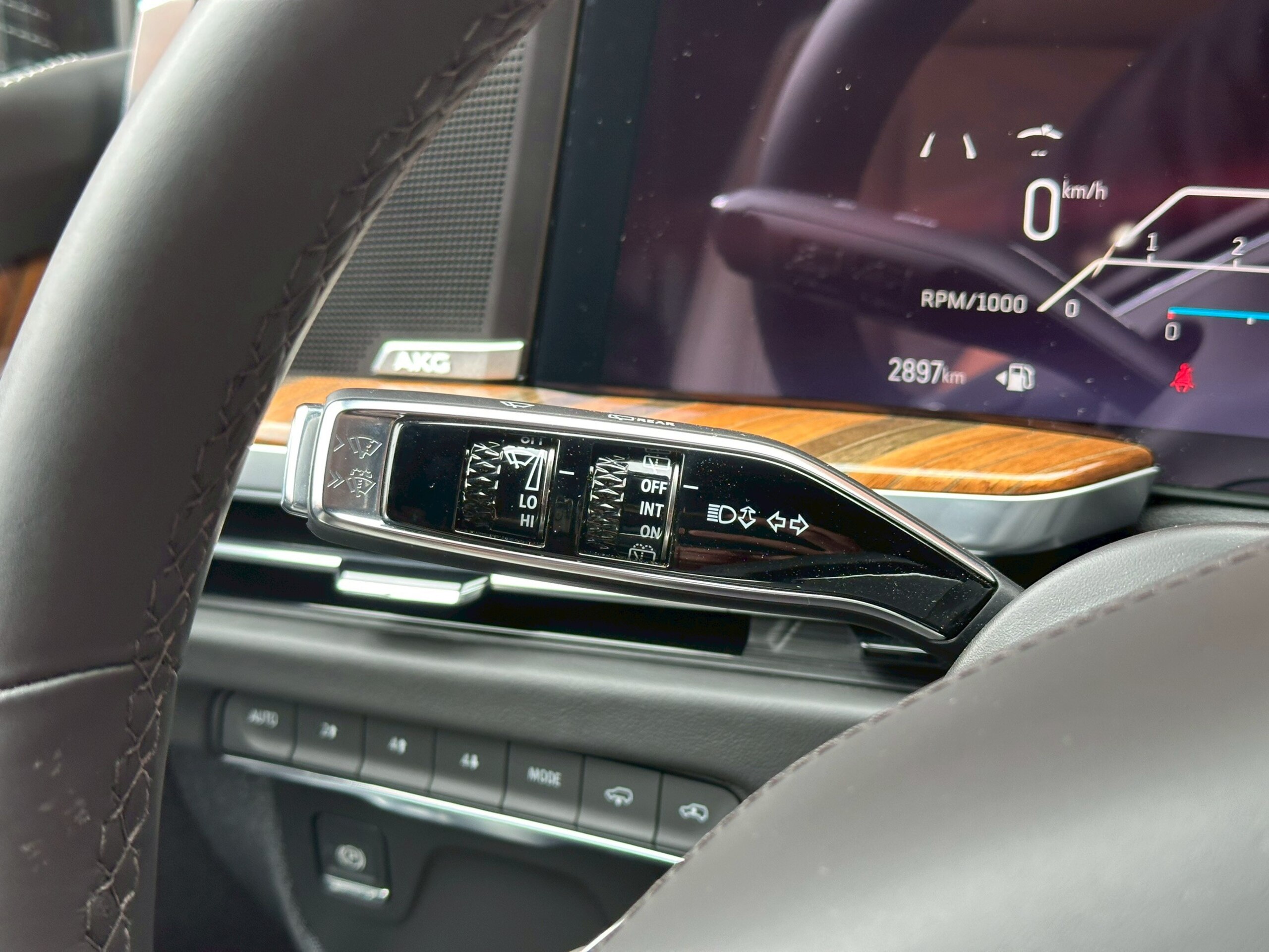 2025 Cadillac Escalade - キャデラック エスカレード スポーツ ローンチ エディション4WD 特別仕様車 50台限定/内装カラーシェアグレイ・ジェットブラックアクセント/24インチホイール/グロスブラック モノトーン キャデラック クレスト(フロント&リア)/グロスブラック モデルバッジ/ソフトクルーズドア/