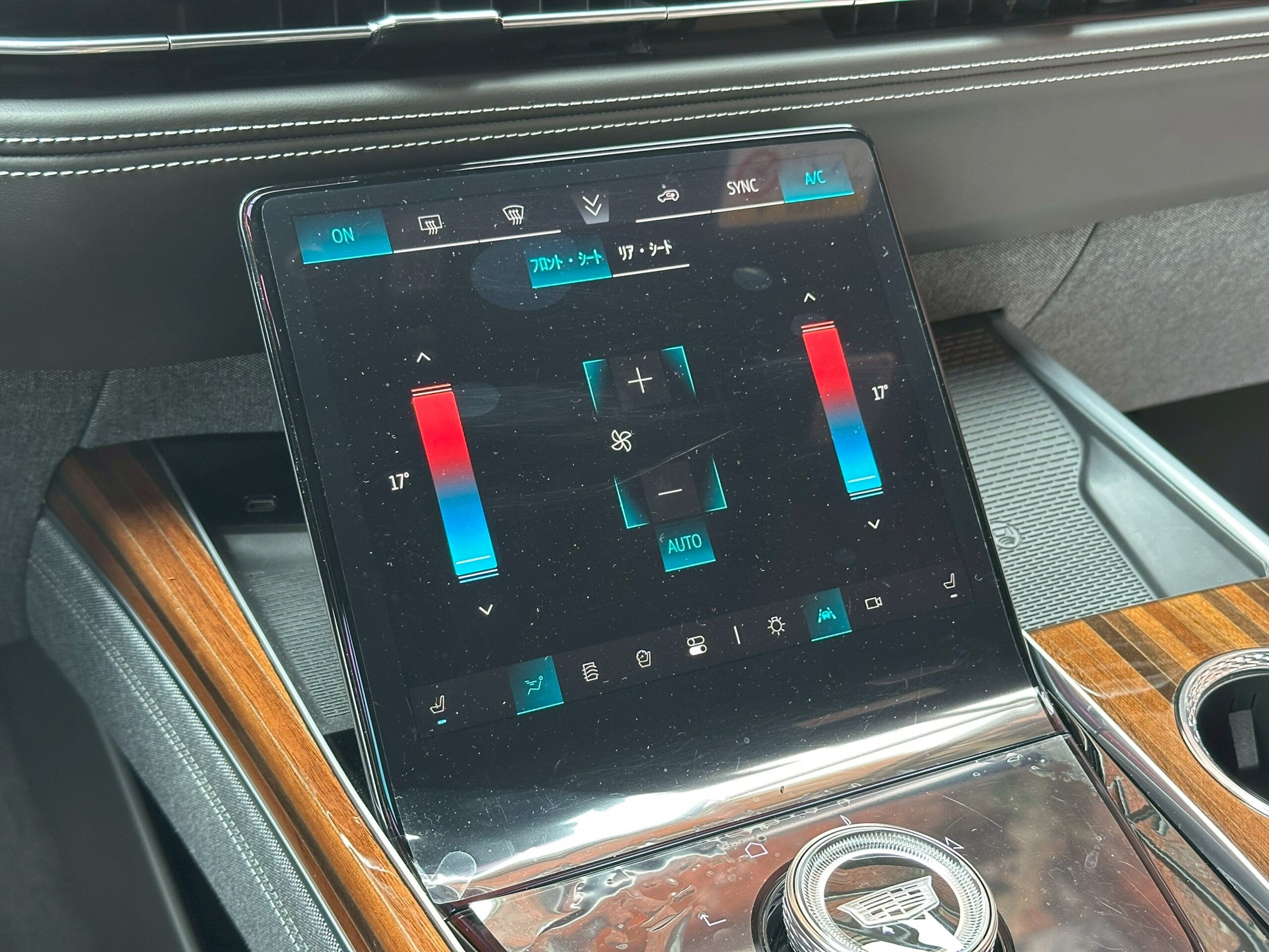 2025 Cadillac Escalade - キャデラック エスカレード スポーツ ローンチ エディション4WD 特別仕様車 50台限定/内装カラーシェアグレイ・ジェットブラックアクセント/24インチホイール/グロスブラック モノトーン キャデラック クレスト(フロント&リア)/グロスブラック モデルバッジ/ソフトクルーズドア/