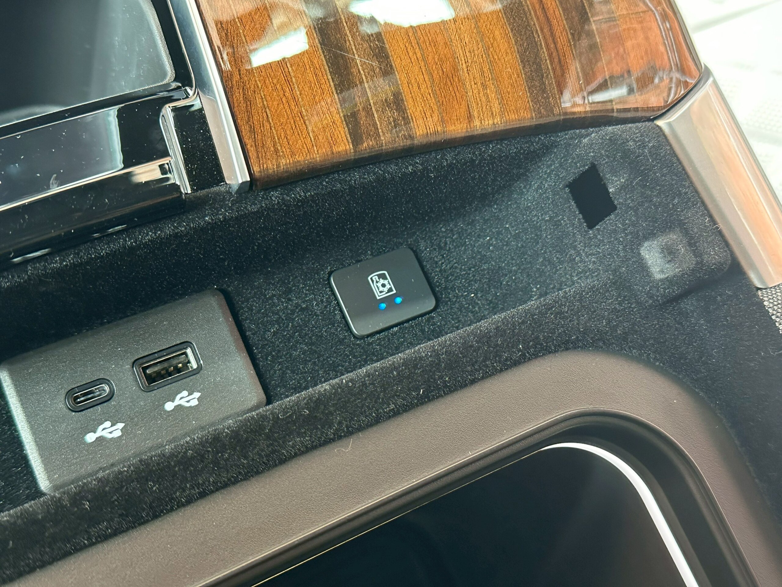 2025 Cadillac Escalade - キャデラック エスカレード スポーツ ローンチ エディション4WD 特別仕様車 50台限定/内装カラーシェアグレイ・ジェットブラックアクセント/24インチホイール/グロスブラック モノトーン キャデラック クレスト(フロント&リア)/グロスブラック モデルバッジ/ソフトクルーズドア/