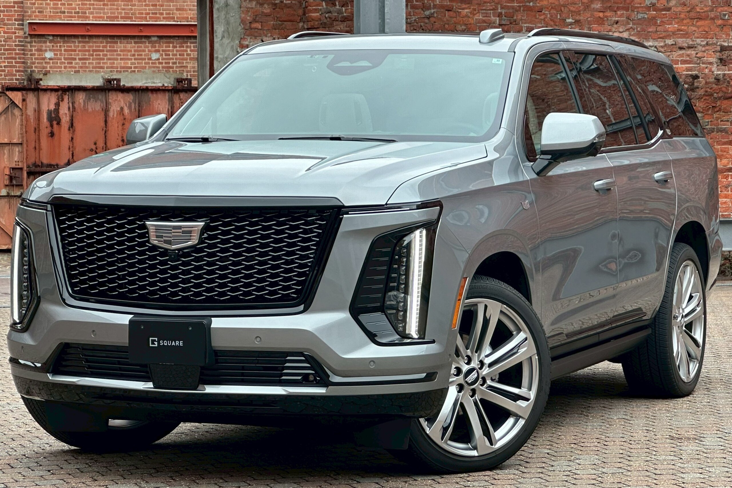 2025 Cadillac Escalade - キャデラック エスカレード スポーツ ローンチ エディション4WD 特別仕様車 50台限定/内装カラーシェアグレイ・ジェットブラックアクセント/24インチホイール/グロスブラック モノトーン キャデラック クレスト(フロント&リア)/グロスブラック モデルバッジ/ソフトクルーズドア/