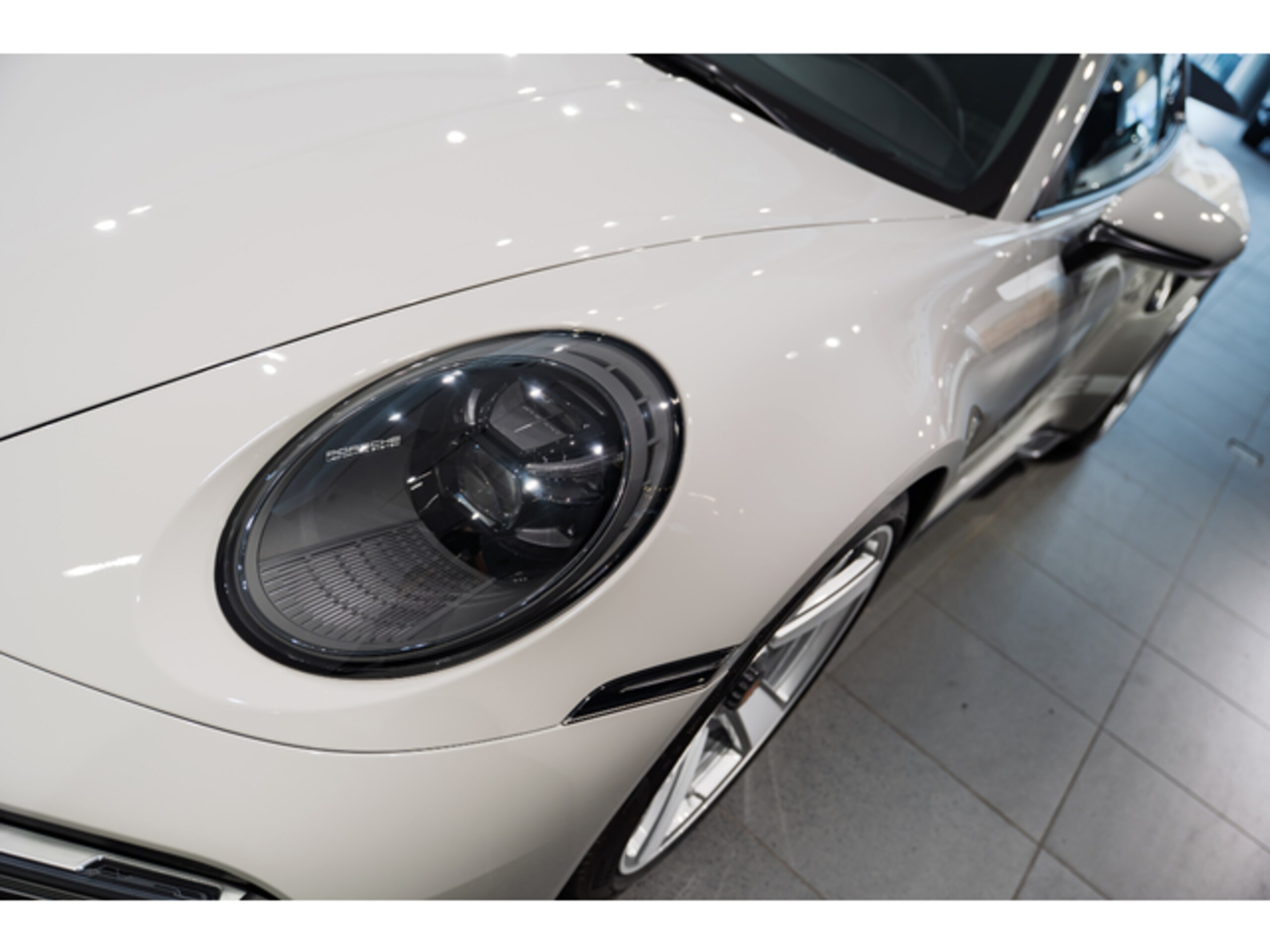 2025 Porsche 911 - ポルシェ 911 ターボ 50イヤーズ PDK ヘリテージデザインパッケージ チルト/スライド式電動ガラスサンルーフ ACC レーンキープ 20/21インチ Sport Classic ホイール(ホワイト/シルバー塗装)