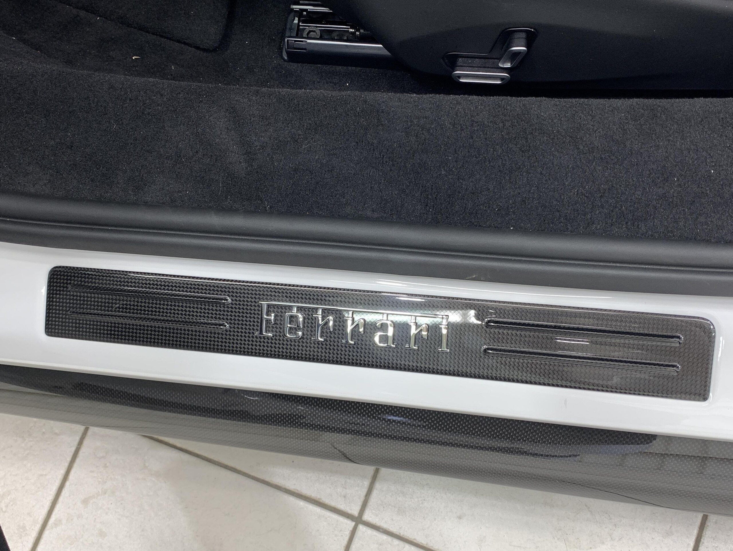 2025 Ferrari 296GTS - フェラーリ 296GTS F1 DCT フロントリフト シートベンチレーション Apple CarPlay 電動シート カーボンフロントスポイラー カーボンリアディフューザー カーボンアンダーカバー ヘッドレストステッチ 前後センサー LEDステアリング