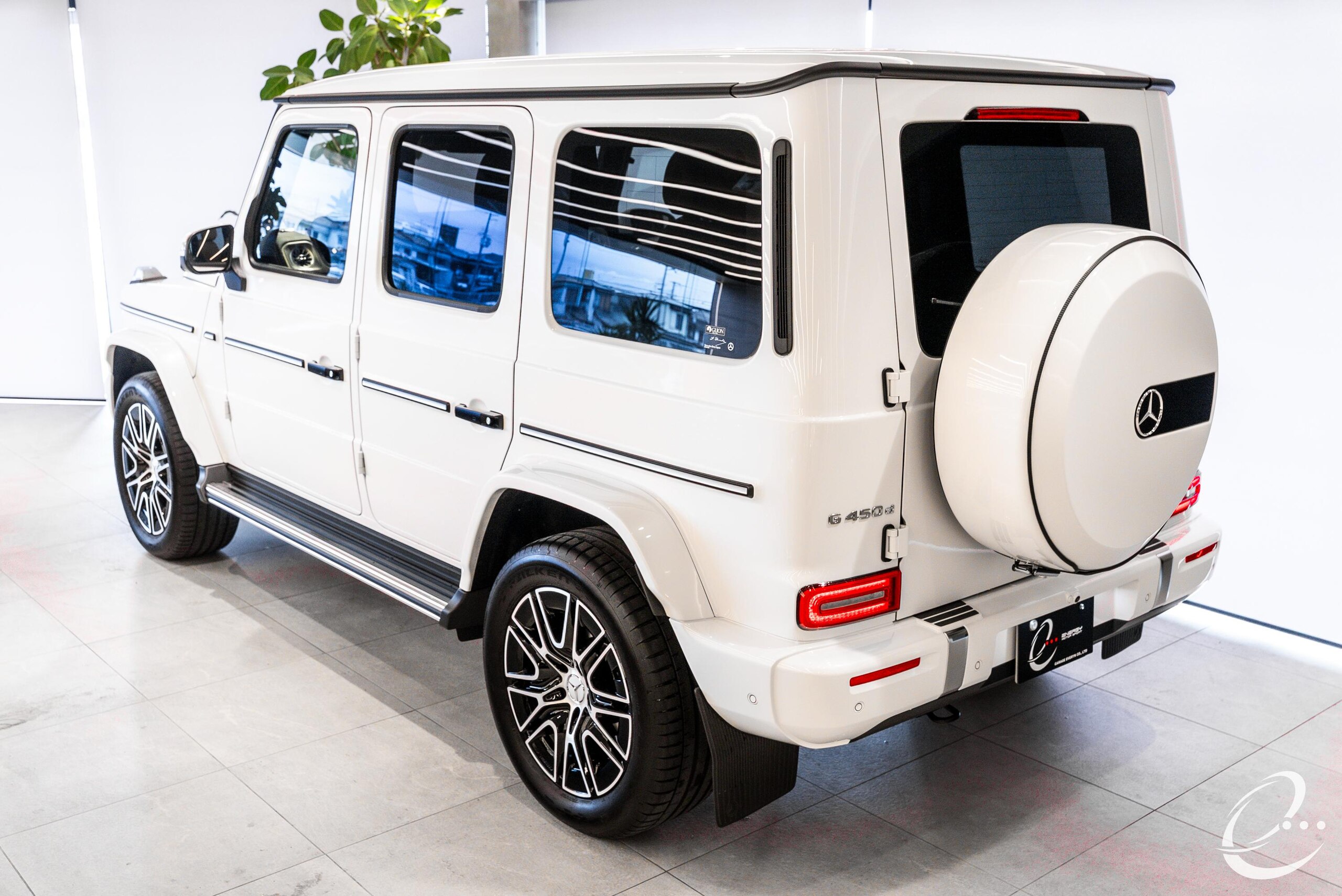 2025 Mercedes-Benz G-Class - メルセデス・ベンツ Gクラス G450d AMGラインパッケージ (ISG) ディーゼルターボ 4WD MP202501 OP313 有償ボディカラーオパリスホワイト MANUFAKTURプログラム MANUFAKTURボディ同色スペアタイヤリング MANUFAKTURオープンボアグレイオークウッドインテリアトリム AMGフロアマットプレミアム