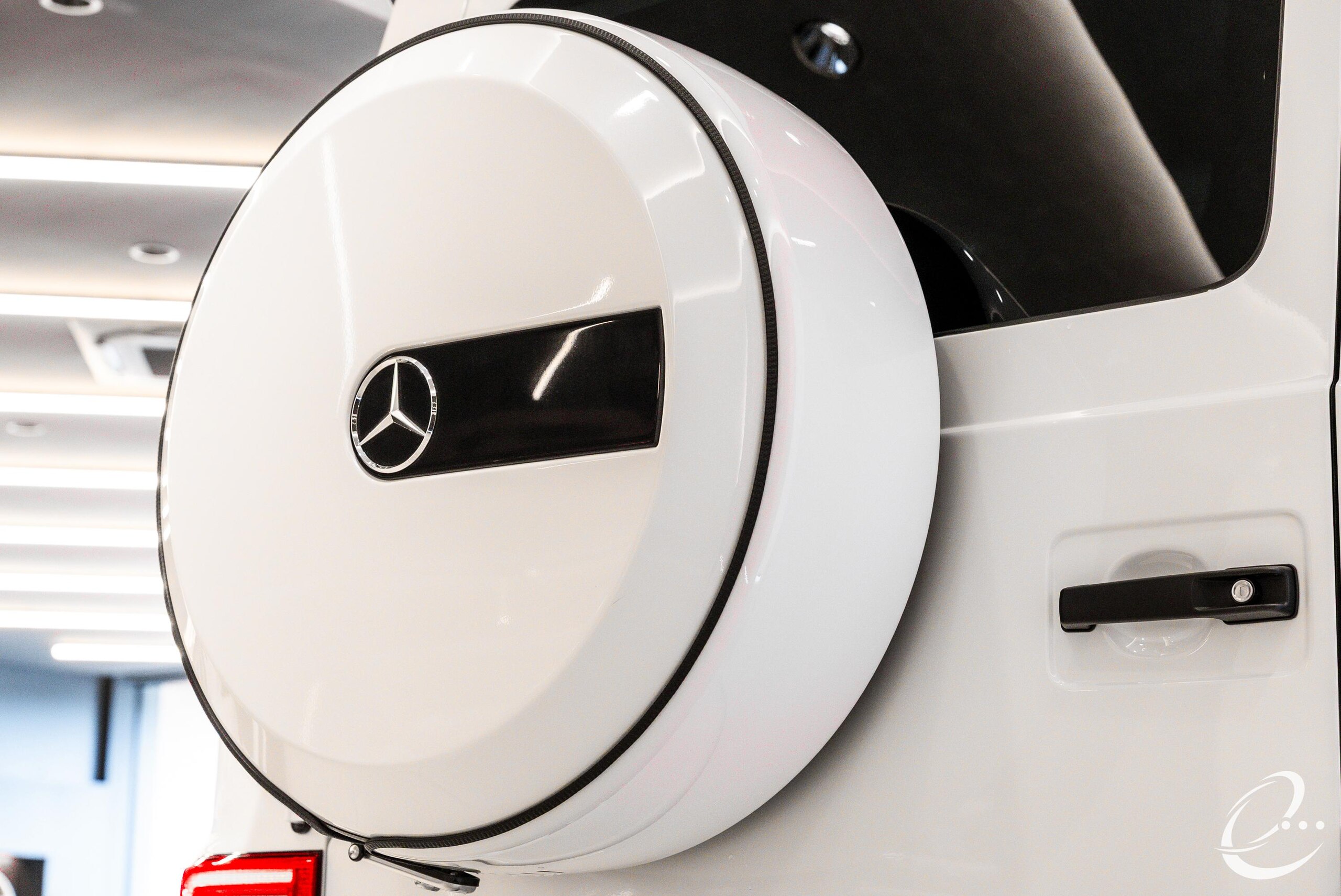 2025 Mercedes-Benz G-Class - メルセデス・ベンツ Gクラス G450d AMGラインパッケージ (ISG) ディーゼルターボ 4WD MP202501 OP313 有償ボディカラーオパリスホワイト MANUFAKTURプログラム MANUFAKTURボディ同色スペアタイヤリング MANUFAKTURオープンボアグレイオークウッドインテリアトリム AMGフロアマットプレミアム