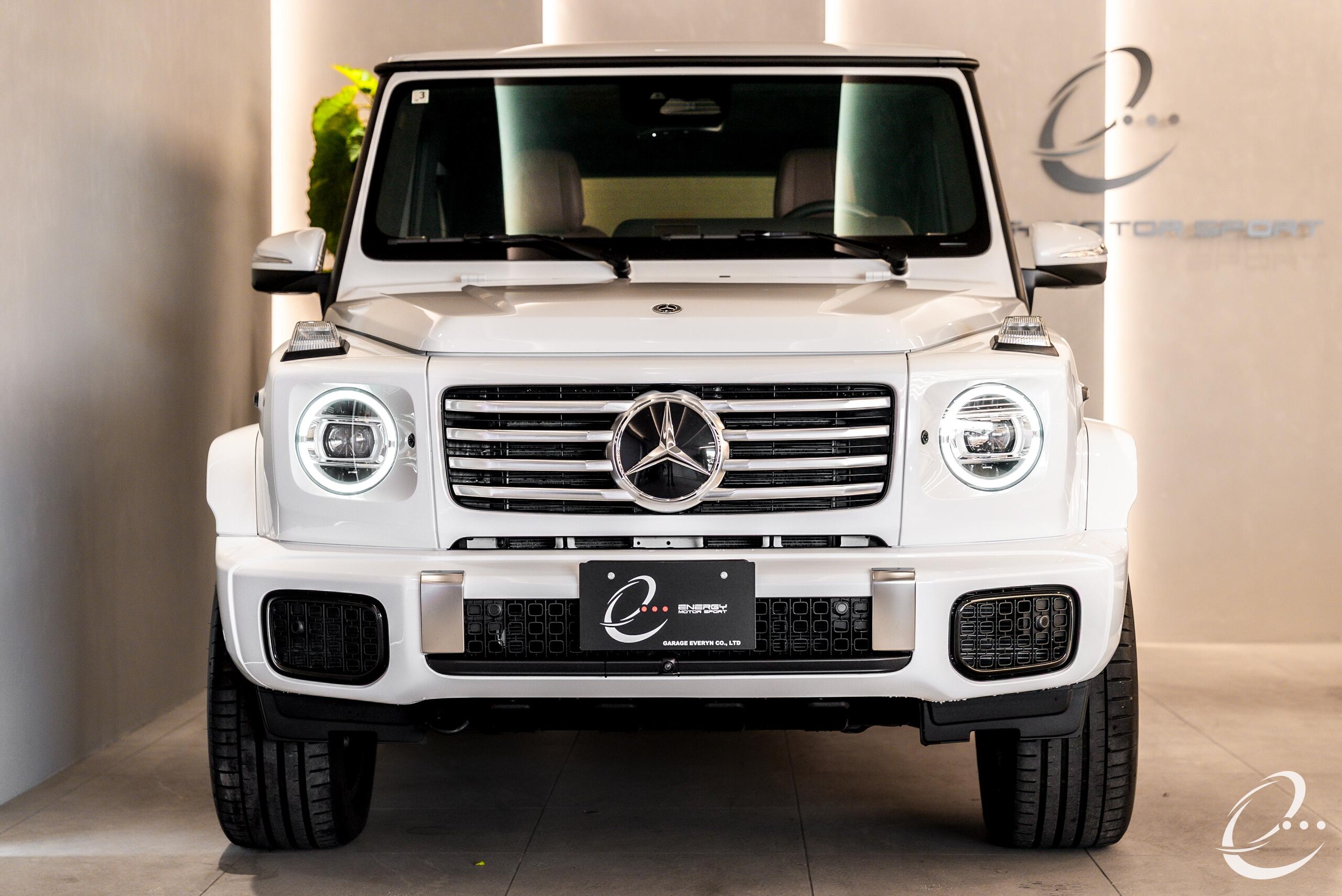 2025 Mercedes-Benz G-Class - メルセデス・ベンツ Gクラス G450d AMGラインパッケージ (ISG) ディーゼルターボ 4WD MP202501 OP313 有償ボディカラーオパリスホワイト MANUFAKTURプログラム MANUFAKTURボディ同色スペアタイヤリング MANUFAKTURオープンボアグレイオークウッドインテリアトリム AMGフロアマットプレミアム