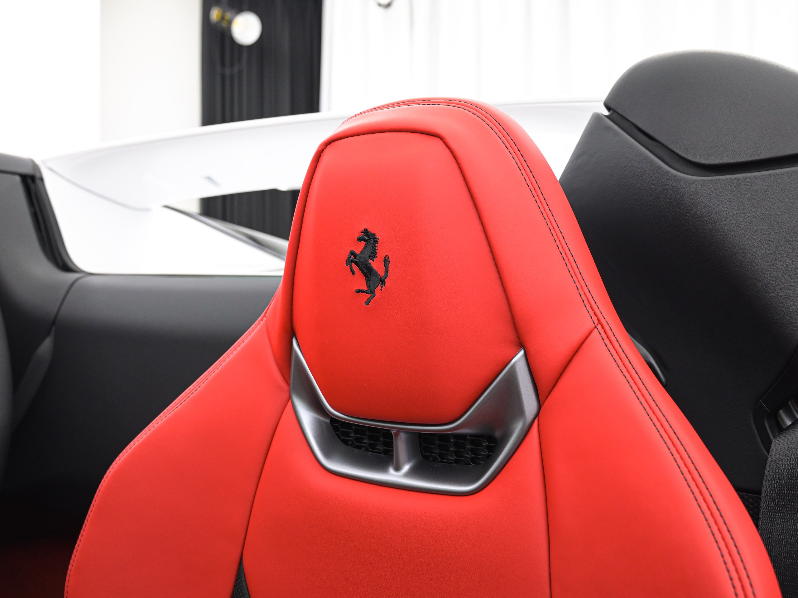 2025 Ferrari 296GTS - フェラーリ 296GTS F1 DCT BiancoCervino アップルカープレイ LED付ハンドル 20インチ艶消し鍛造ホイールサスペンションリフター ワイヤレスチャージャー