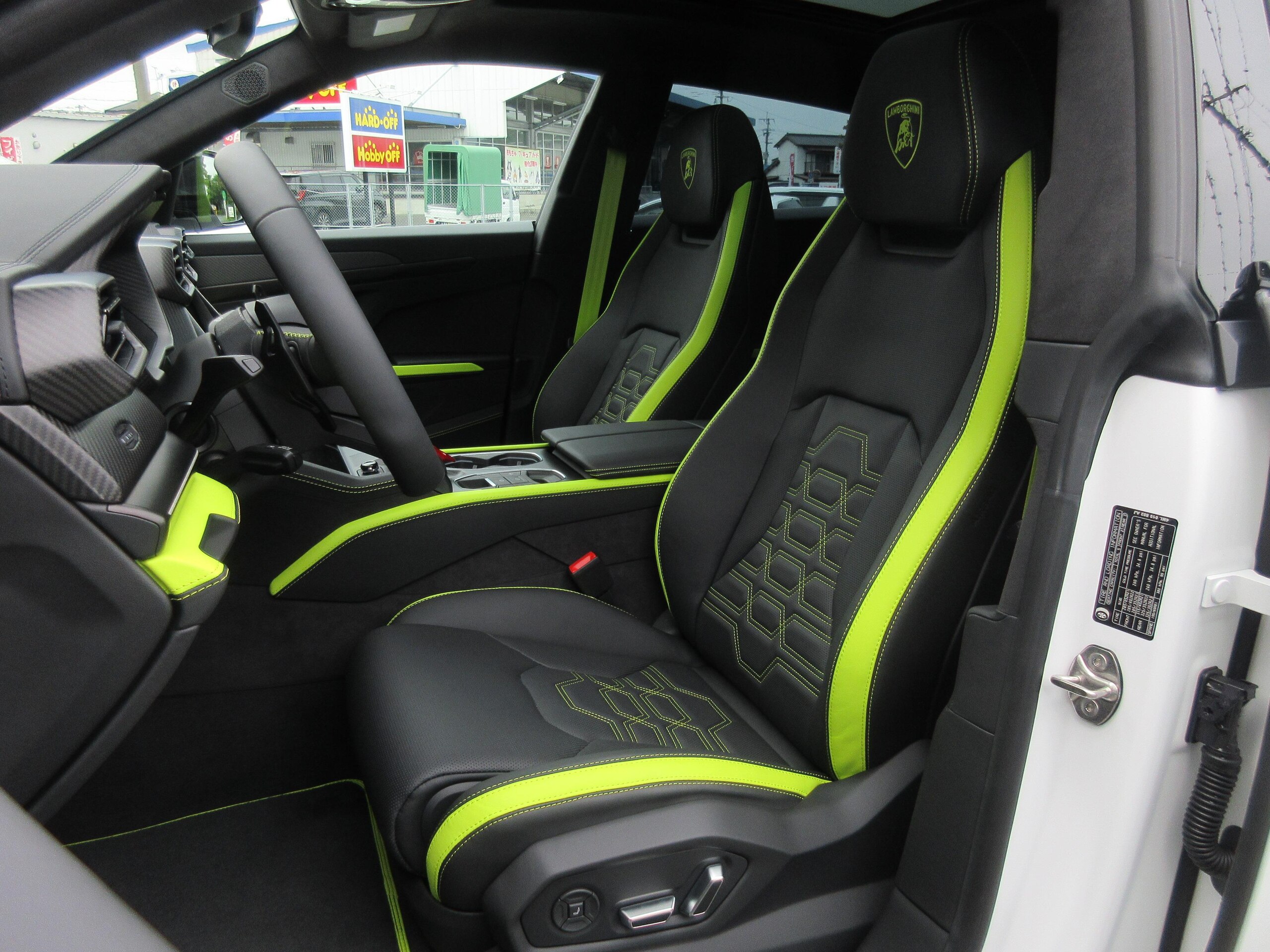 2025 Lamborghini Urus - ランボルギーニ ウルス SE 4WD OP1160 AdPersonamカラー 23インチAW フルハイグロスブラックスタイリングPKG マットブラックトップ&パノラマルーフ スポルティーボレザー&スペシャルトリム ビッグカーボンインテリア B&O ダークPKG