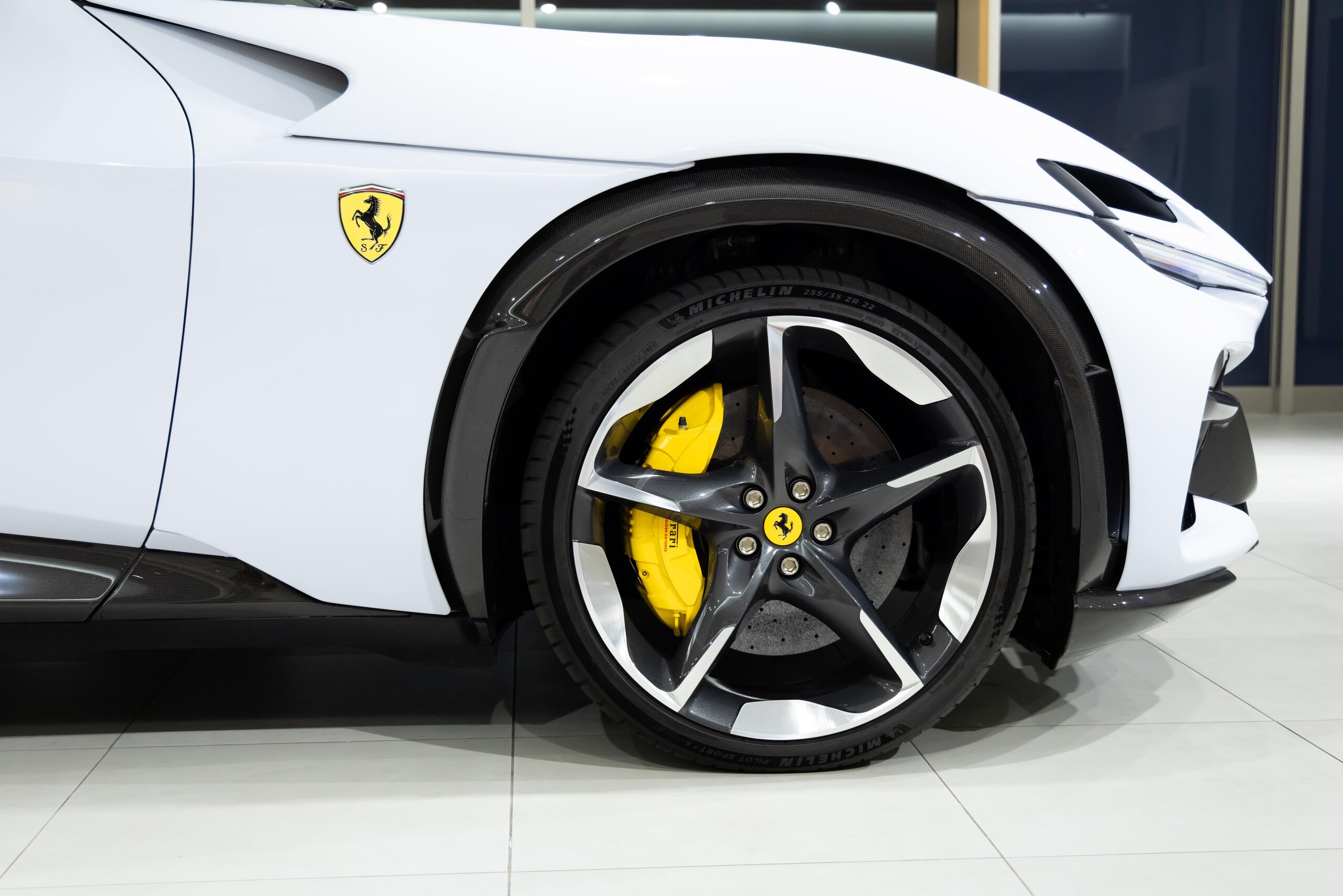 2025 Ferrari Purosangue - フェラーリ プロサングエ F1 DCT 4WD ヒストリカルカラーBiancoHirosima/Tortora LEDカーボンステア カーボンFスポイラー/ドアパネル/アーチ/リアディフューザー/アウターシル/クラスター イエローキャリパー
