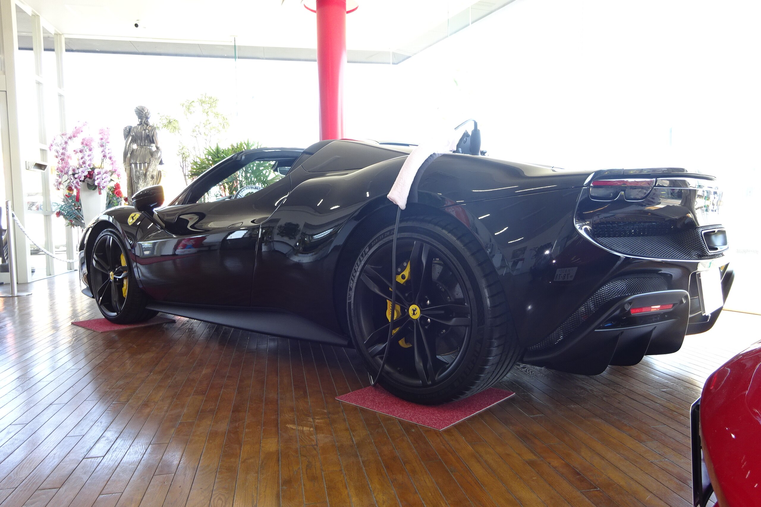 2025 Ferrari 296GTS - フェラーリ 296GTS F1 DCT パーソナリゼーションパック エンジンエリアカーボンファイバー フル電動シート ヘッドレスト跳馬刺繍 カーボンステアリングホイール エレクトリックサイドミラー サスペンションリフター バックレーダー