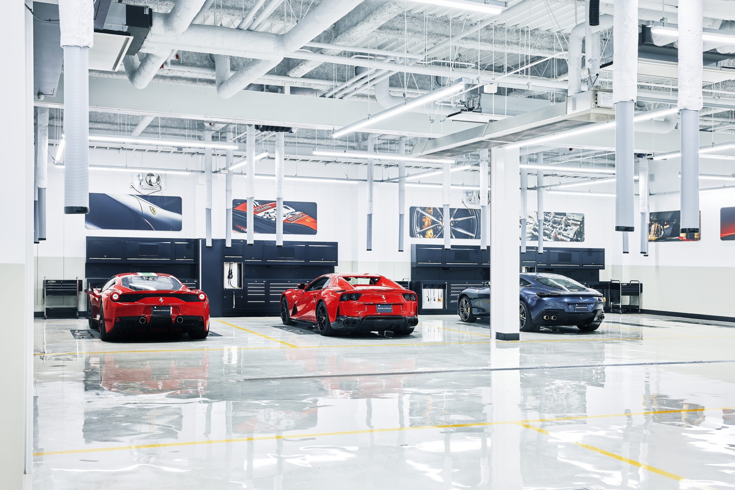 2025 Ferrari 12Cilindri - フェラーリ 12チリンドリ F1 DCT 走行110km・OP1515・スペシャルカラーBianco Italia・カーボン7点・パノラミックガラスルーフ・バックレーダー・グロッシーブラック ホイールリム・チタン製スポーツエグゾーストパイプ