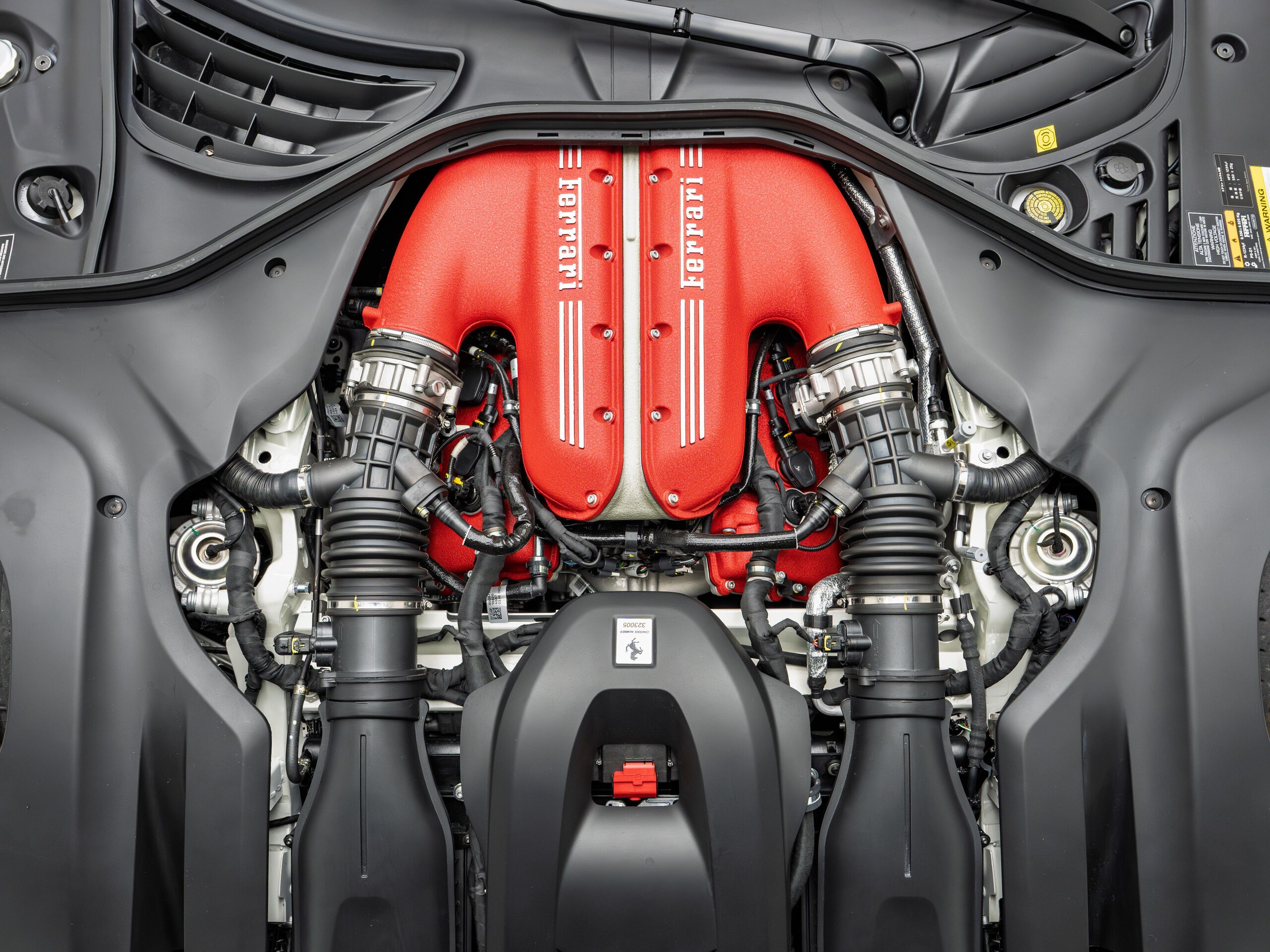 2025 Ferrari 12Cilindri - フェラーリ 12チリンドリ F1 DCT 走行110km・OP1515・スペシャルカラーBianco Italia・カーボン7点・パノラミックガラスルーフ・バックレーダー・グロッシーブラック ホイールリム・チタン製スポーツエグゾーストパイプ