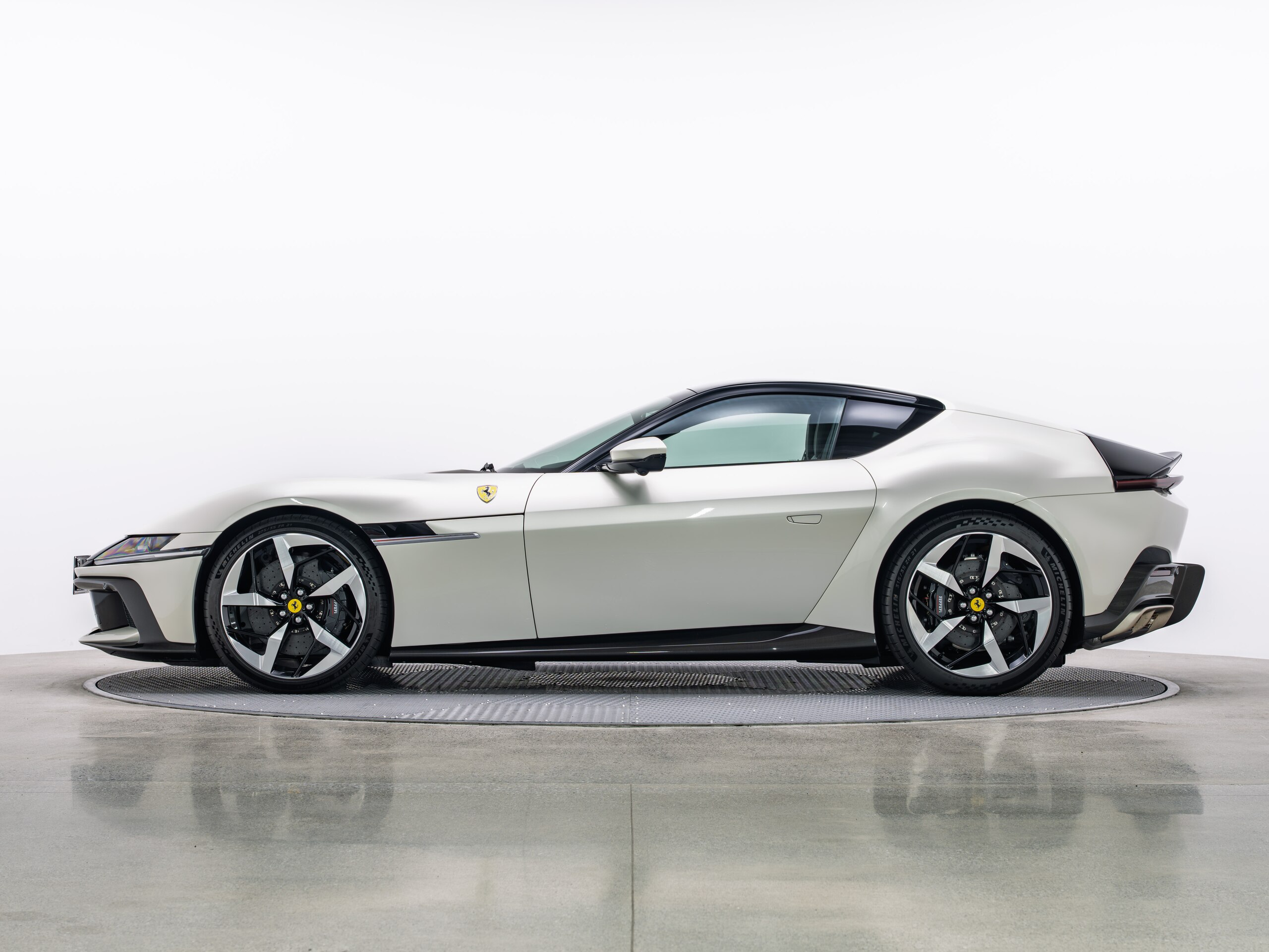 2025 Ferrari 12Cilindri - フェラーリ 12チリンドリ F1 DCT 走行110km・OP1515・スペシャルカラーBianco Italia・カーボン7点・パノラミックガラスルーフ・バックレーダー・グロッシーブラック ホイールリム・チタン製スポーツエグゾーストパイプ