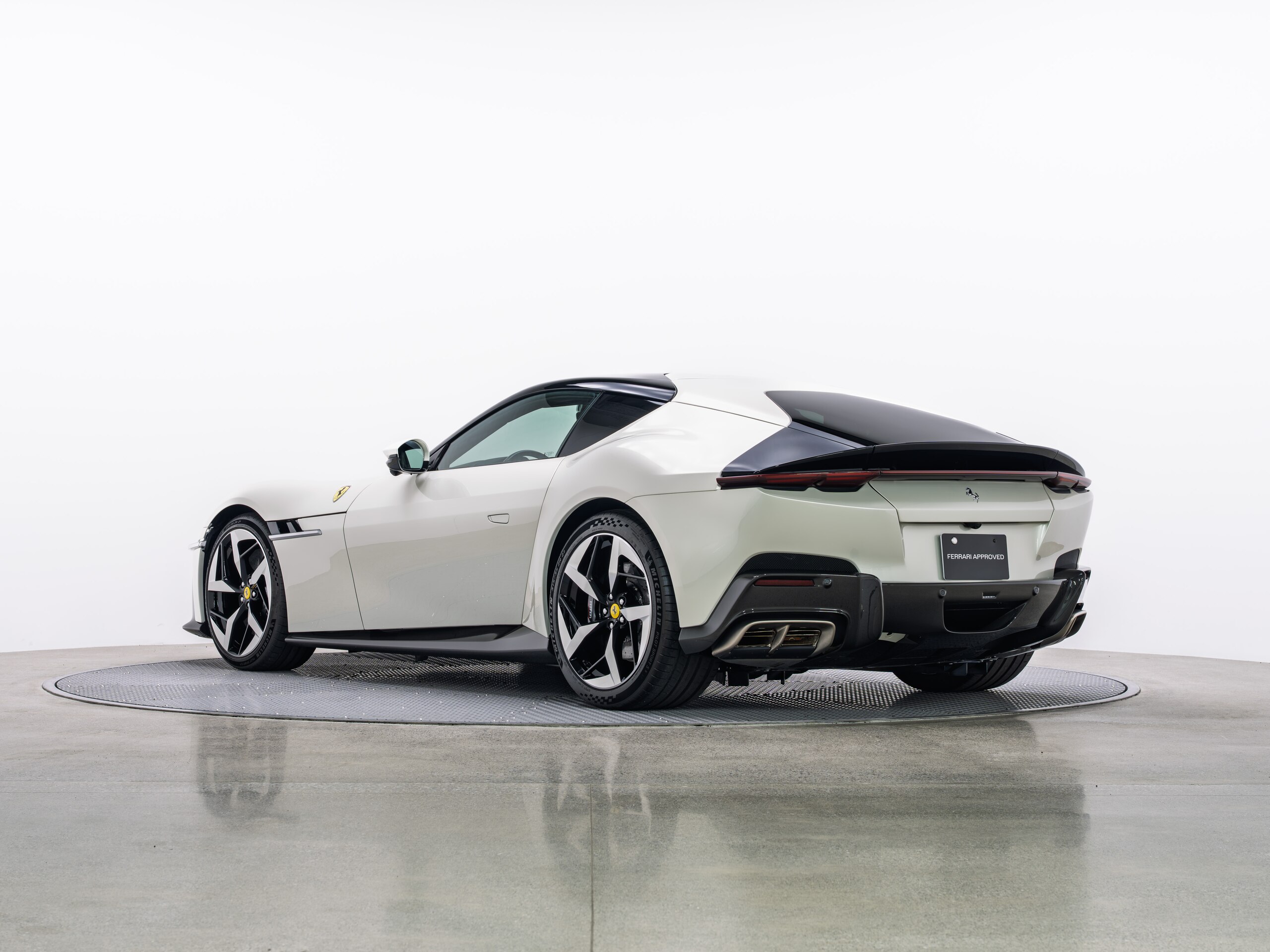 2025 Ferrari 12Cilindri - フェラーリ 12チリンドリ F1 DCT 走行110km・OP1515・スペシャルカラーBianco Italia・カーボン7点・パノラミックガラスルーフ・バックレーダー・グロッシーブラック ホイールリム・チタン製スポーツエグゾーストパイプ