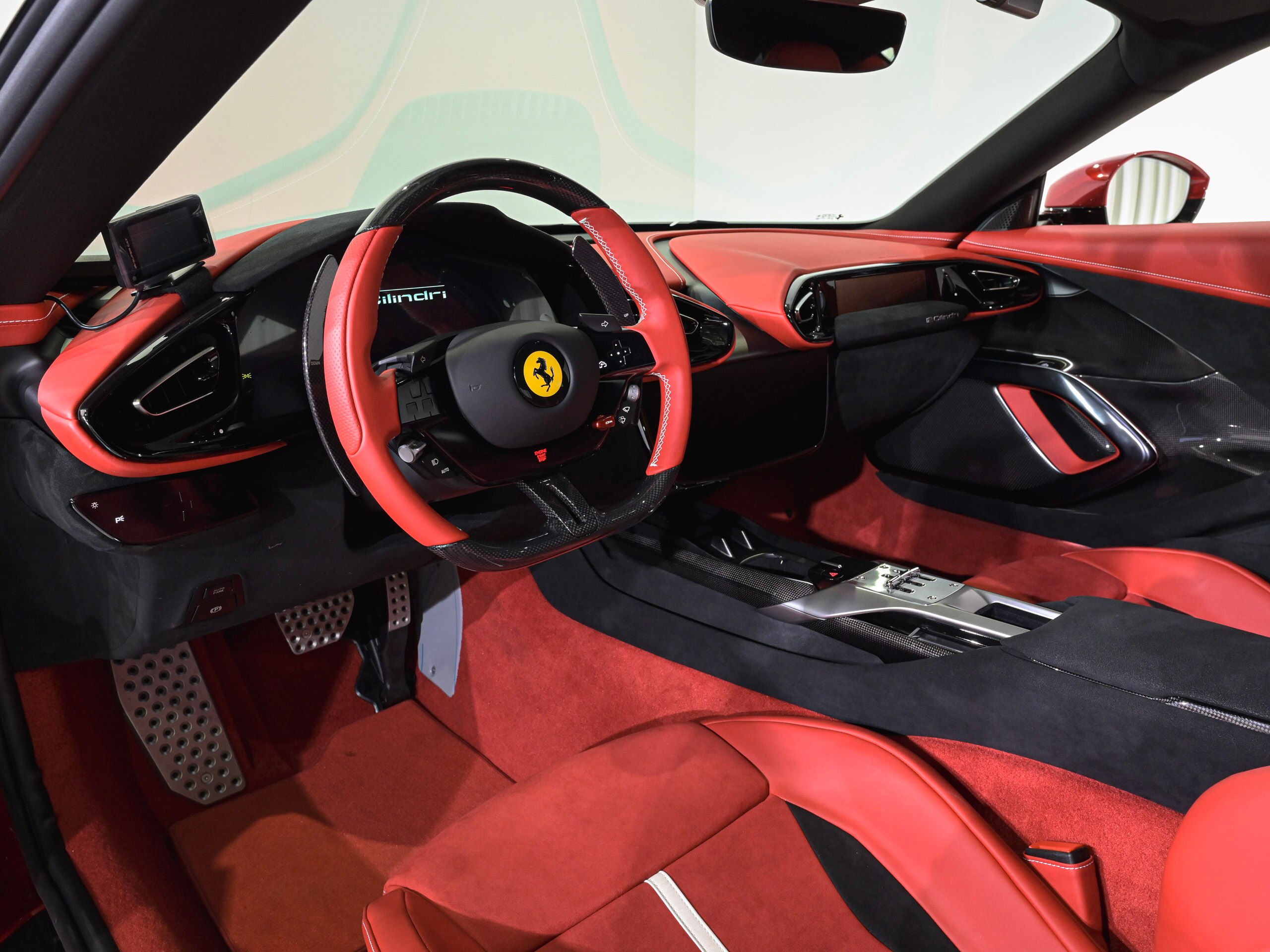 2025 Ferrari 12Cilindri - フェラーリ 12チリンドリ F1 DCT LED付カーボンファイバー・ステアリングホイール グロッシー・ブラックホイール カーボンファイバー・アウターシルカバー カーボンファイバー・リアデュフューザー
