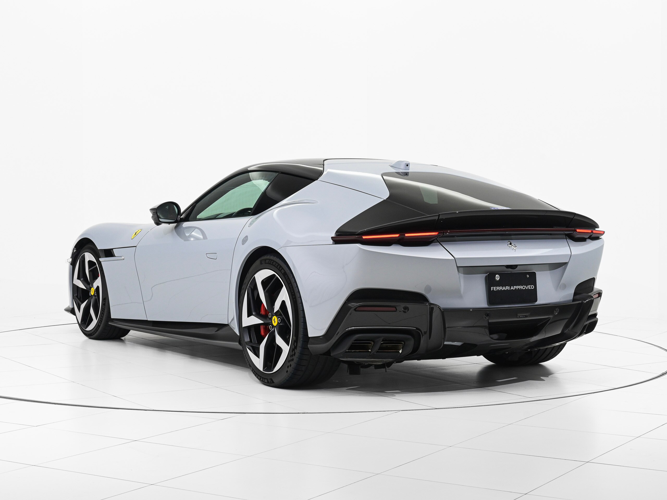2025 Ferrari 12Cilindri - フェラーリ 12チリンドリ F1 DCT Bianco Artico LED付ステアリング 全周囲カメラ 21インチマットブラックダイヤモンドホイール カーボン製エクステリア リフター