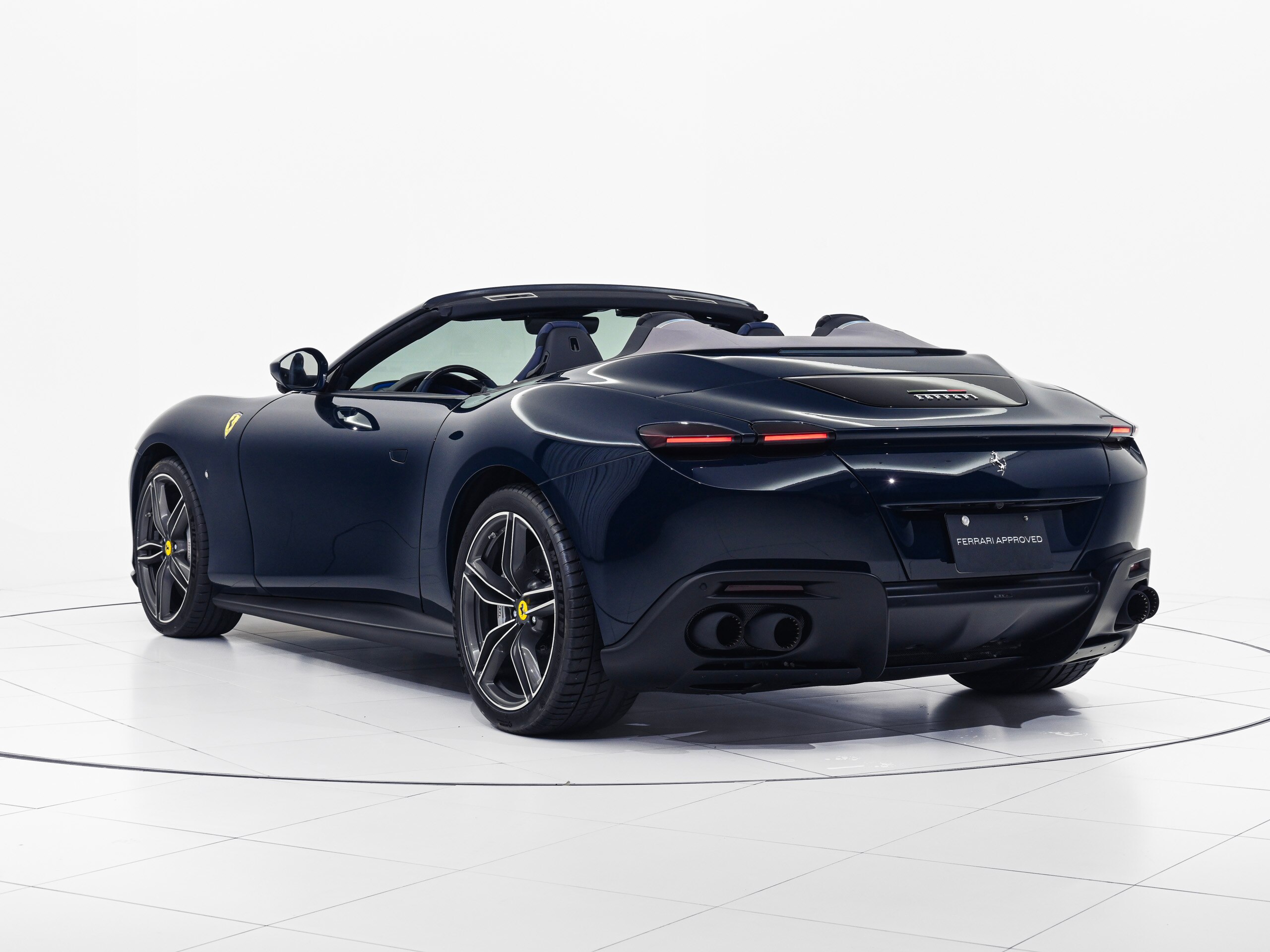 2025 Ferrari RomaSpider - フェラーリ ローマスパイダー F1 DCT バックレーダー サラウンドビューカメラ ダイヤモンド研磨仕上鍛造ホイール LED付ステアリング フロアカーペット刺繍 FCAM