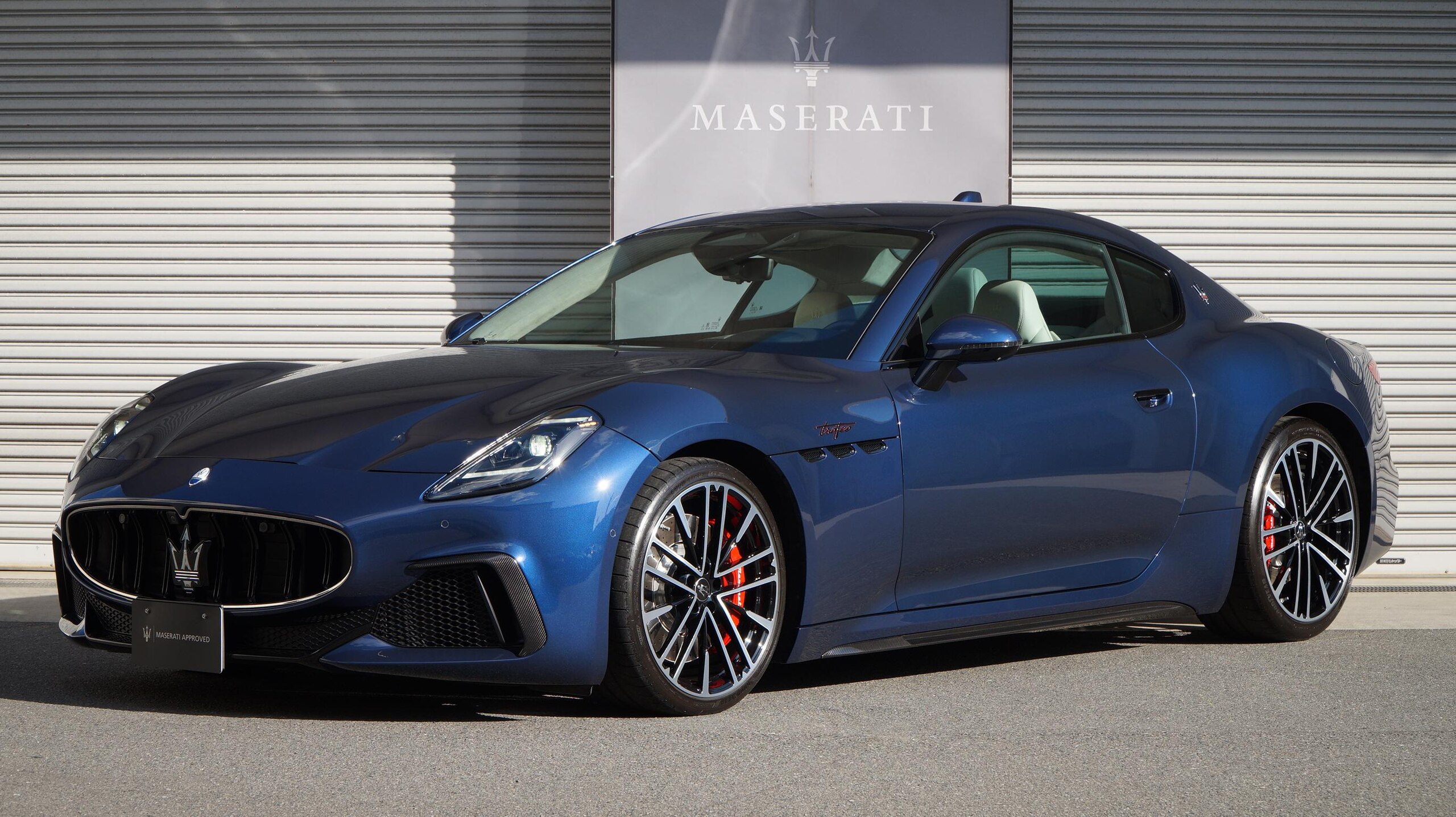 2025 Maserati GranTurismo - マセラティ グラントゥーリズモ トロフェオ 4WD 弊社試乗車 ワンオーナー 左ハンドル ハイプレミアムサウンドシステム 20・21インチペガソグロッシーブラックダイアモンドAW レッドキャリパー テックアシスタンスPKG スポーツデザインPKG ヒーテッドステアリング
