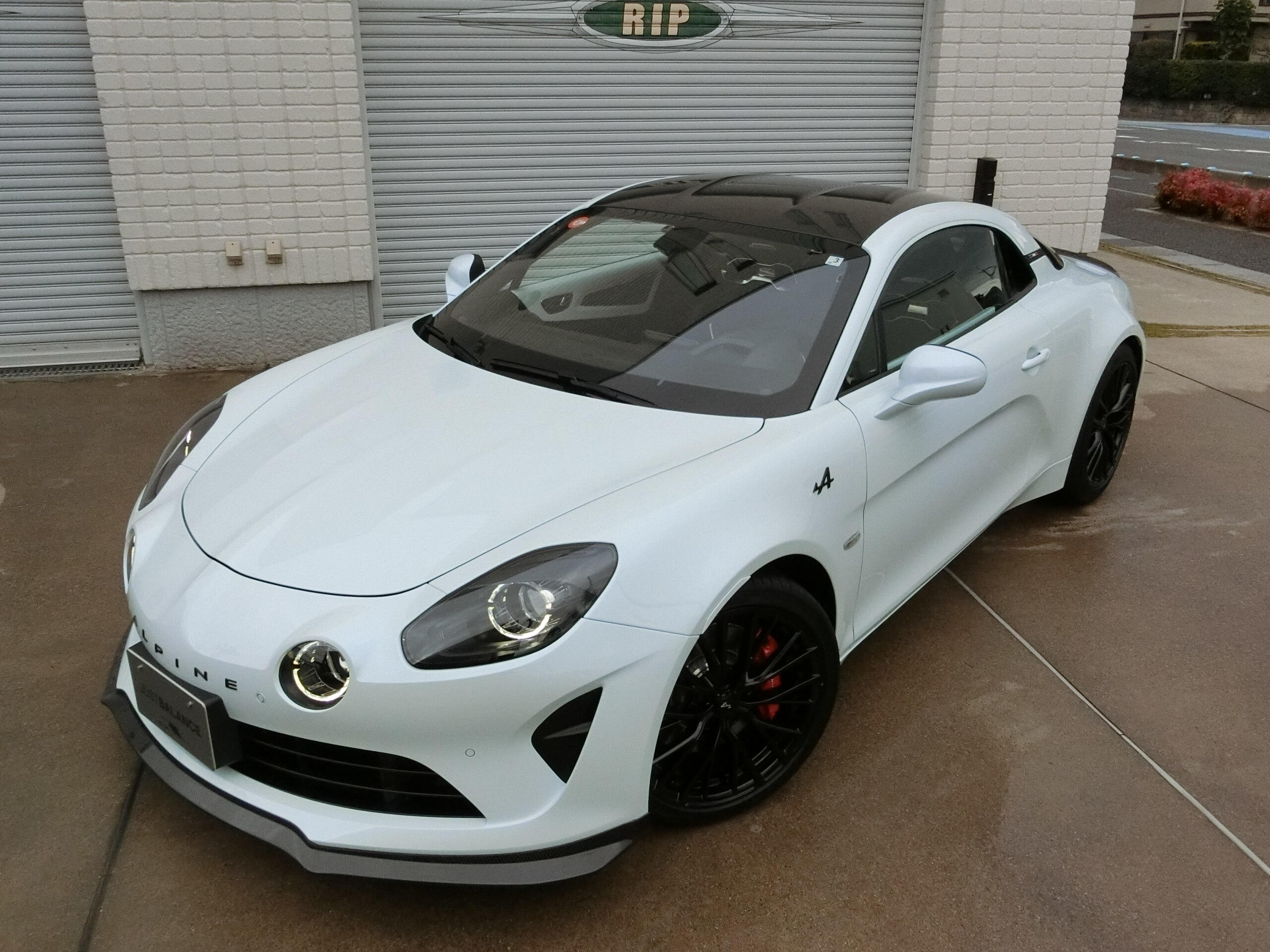 2025 Alpine A110 - アルピーヌ A110 S D車&左ハンドル 走行492km 延長保証加入 カーボンルーフ カーボンリップ カーボンスポイラー パール ナビ 屋内車庫保管 Aカープレイ&Aオート Bカメラ OP&カスタム220