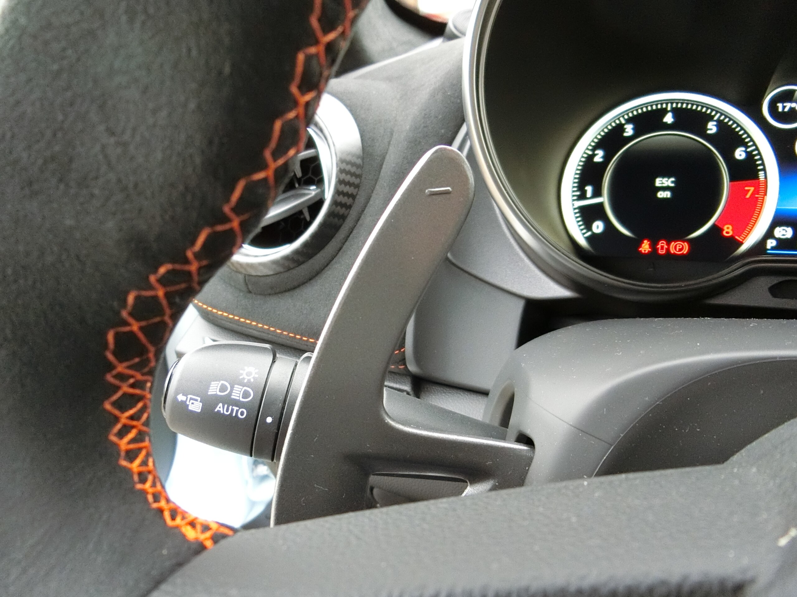 2025 Alpine A110 - アルピーヌ A110 S D車&左ハンドル 走行492km 延長保証加入 カーボンルーフ カーボンリップ カーボンスポイラー パール ナビ 屋内車庫保管 Aカープレイ&Aオート Bカメラ OP&カスタム220