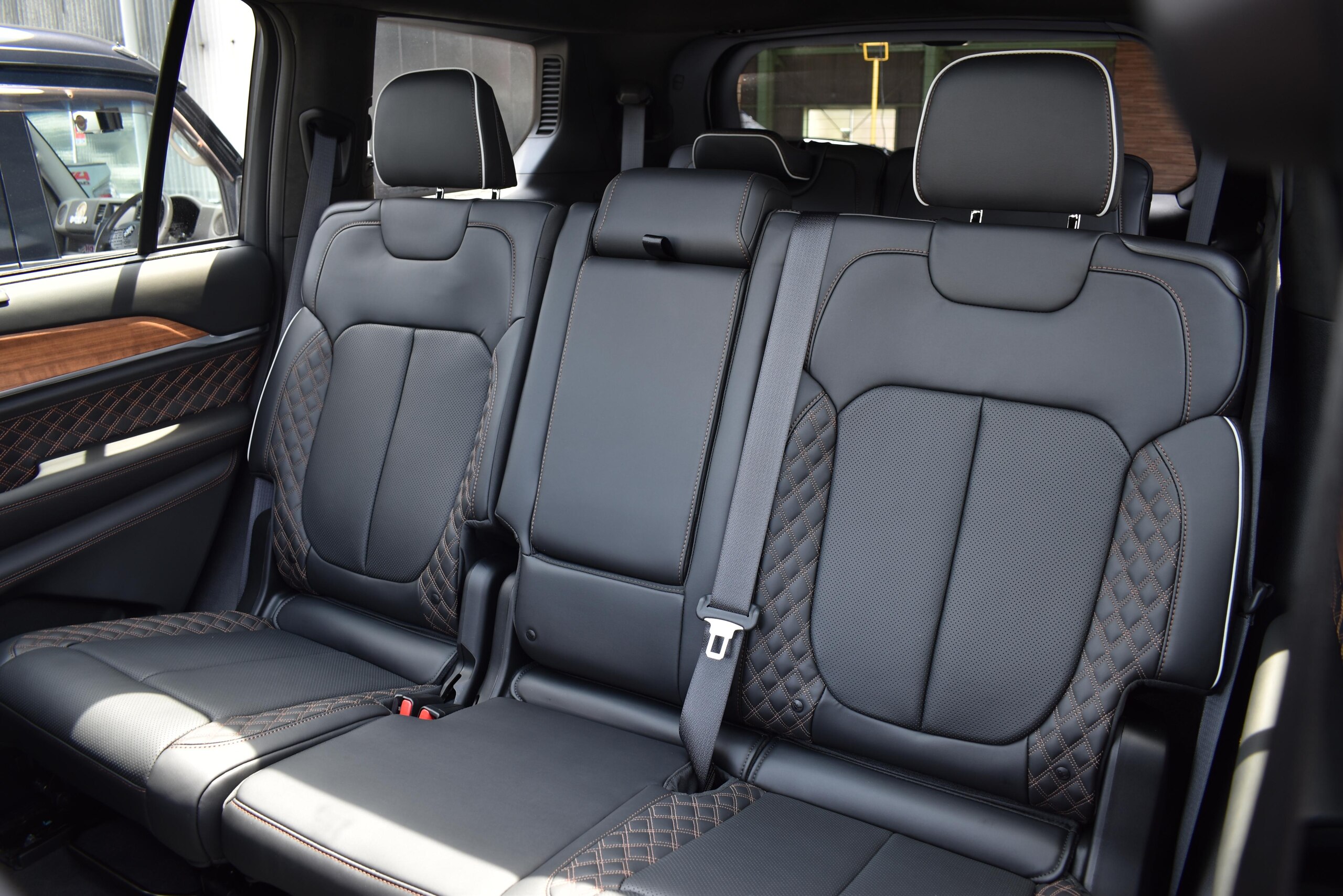2025 Jeep Grand CherokeeL - ジープ グランドチェロキーL サミットリザーブ ファイナルV8モデル 左ハンドル 新車 V8 5.7Lエンジン ブラックトップ セカンドベンチシート 助手席HDMIモニター マッキントッシュサラウンド パノラマルーフ 22インチブラックホイール マッサージシート エアサス
