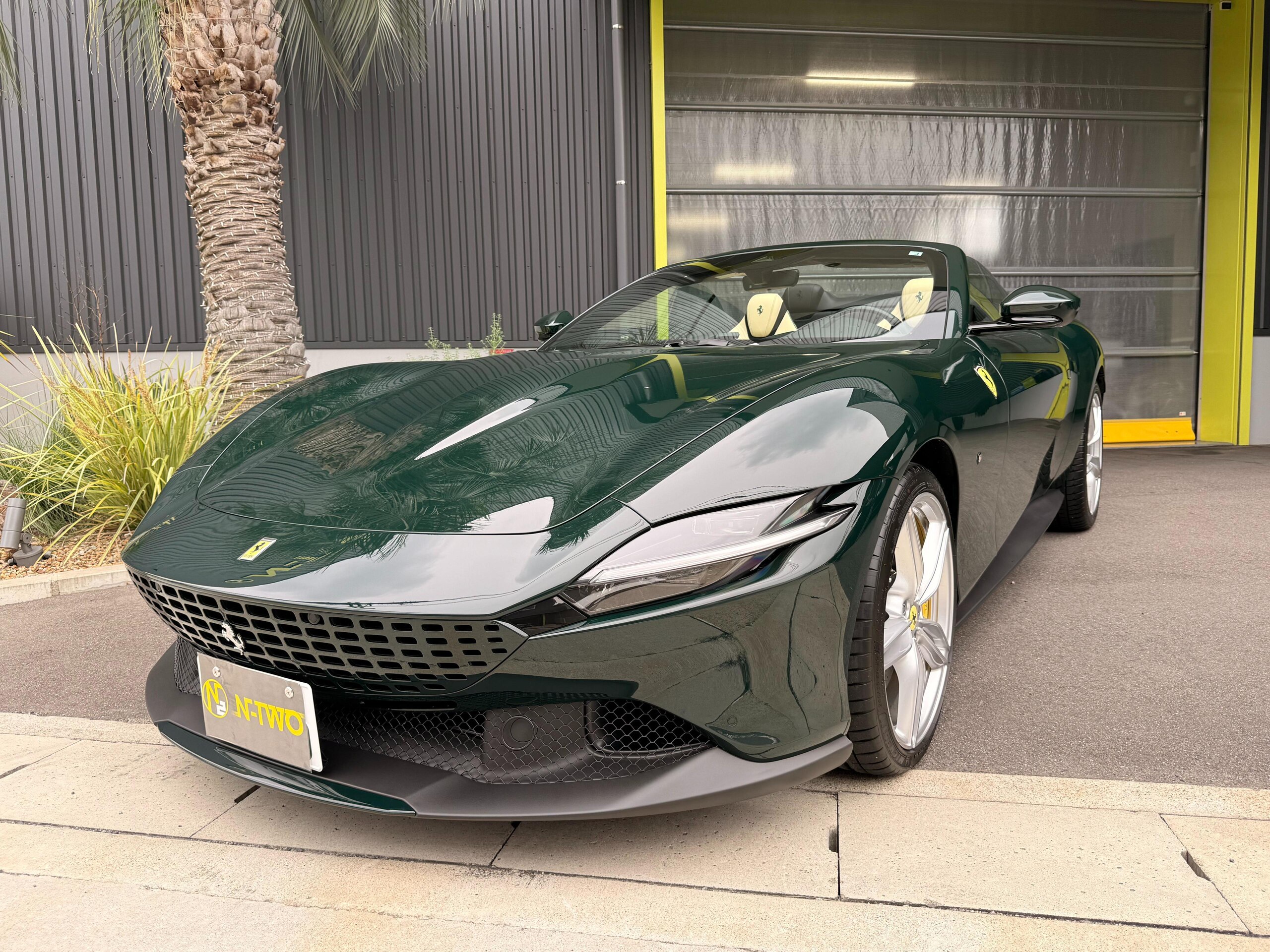 2026 Ferrari RomaSpider - フェラーリ ローマスパイダー F1 DCT 20インチ・クローム仕上・鍛造スポーツホイール マグネライド・デュアルモード・ショックアブソーバー・システム ヒストリカルカラー(VERDE BRITISH RACING) LED付カーボンファイバー製ステアリングホイール