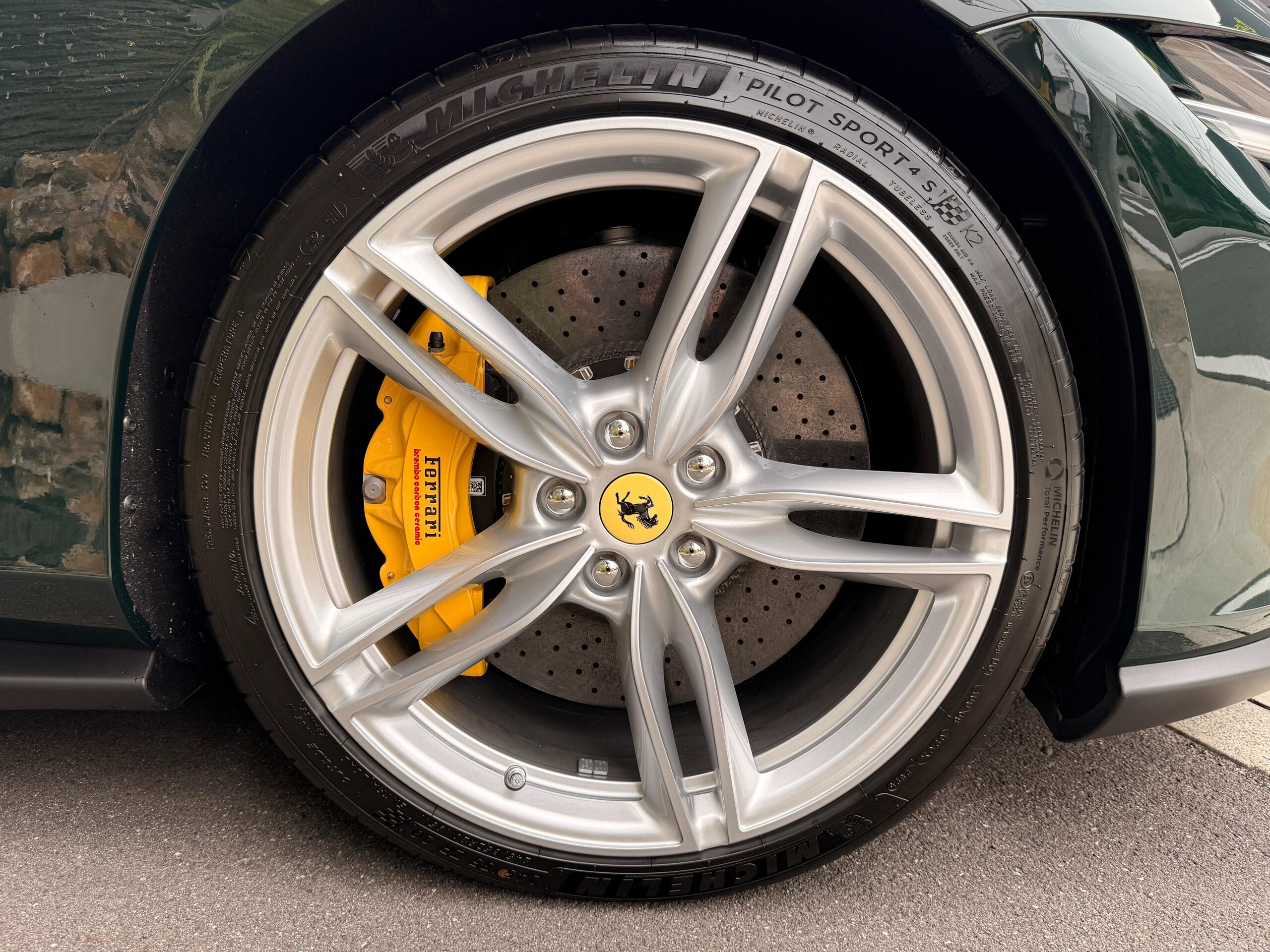 2026 Ferrari RomaSpider - フェラーリ ローマスパイダー F1 DCT 20インチ・クローム仕上・鍛造スポーツホイール マグネライド・デュアルモード・ショックアブソーバー・システム ヒストリカルカラー(VERDE BRITISH RACING) LED付カーボンファイバー製ステアリングホイール