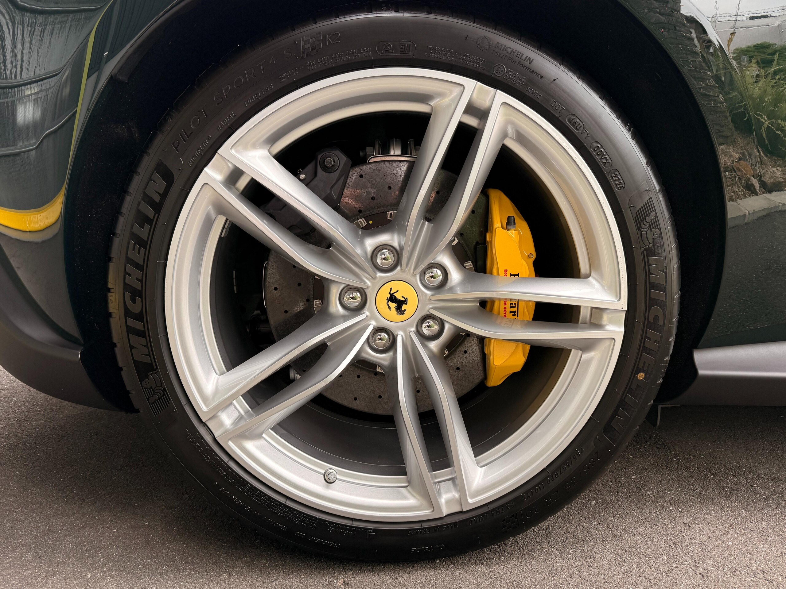 2026 Ferrari RomaSpider - フェラーリ ローマスパイダー F1 DCT 20インチ・クローム仕上・鍛造スポーツホイール マグネライド・デュアルモード・ショックアブソーバー・システム ヒストリカルカラー(VERDE BRITISH RACING) LED付カーボンファイバー製ステアリングホイール