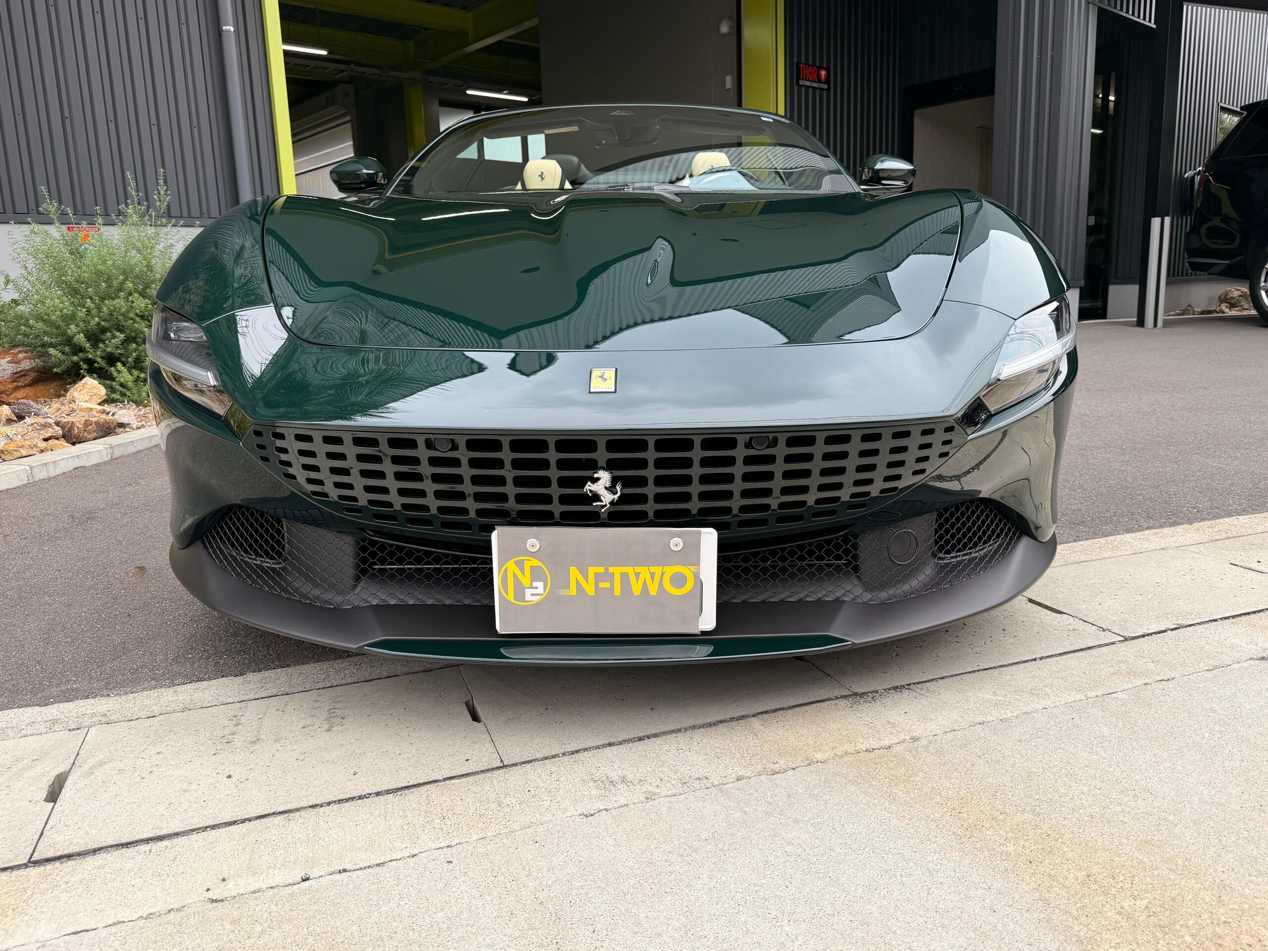 2026 Ferrari RomaSpider - フェラーリ ローマスパイダー F1 DCT 20インチ・クローム仕上・鍛造スポーツホイール マグネライド・デュアルモード・ショックアブソーバー・システム ヒストリカルカラー(VERDE BRITISH RACING) LED付カーボンファイバー製ステアリングホイール